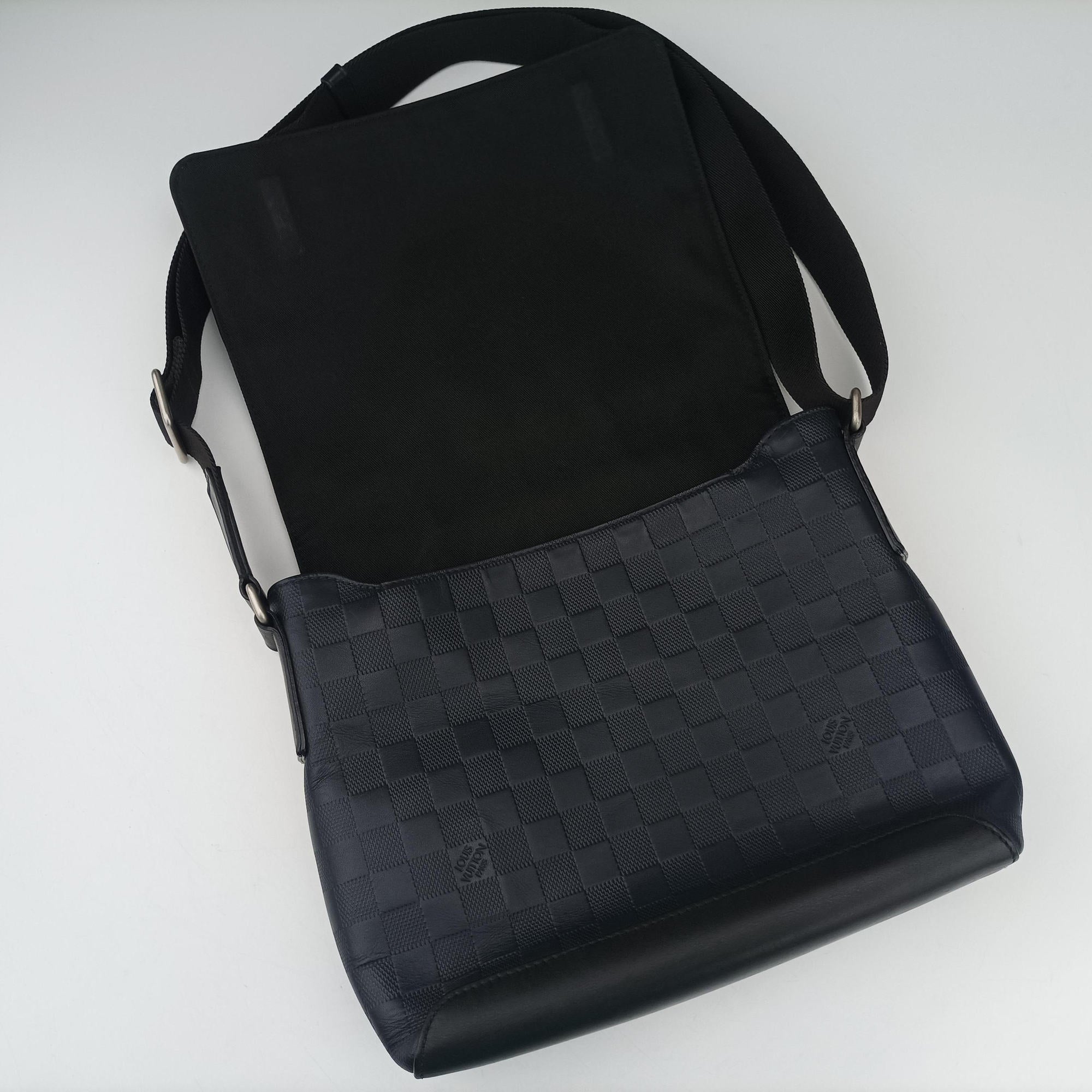 Pre-owned Louis Vuitton District PM Noir Damier Infini Leather N41033 shoulderbag | stylenewstar