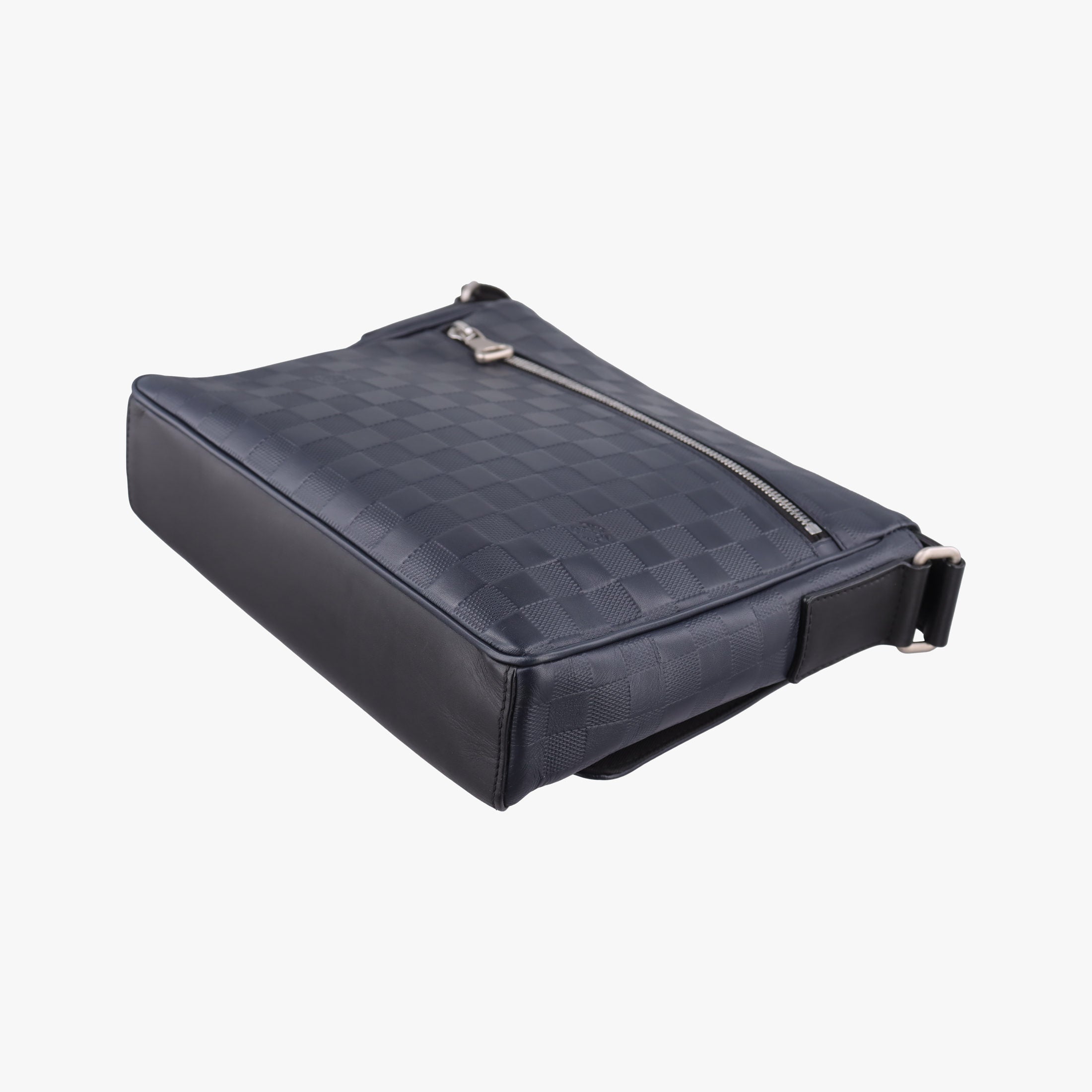 Pre-owned Louis Vuitton District PM Noir Damier Infini Leather N41033 shoulderbag | stylenewstar