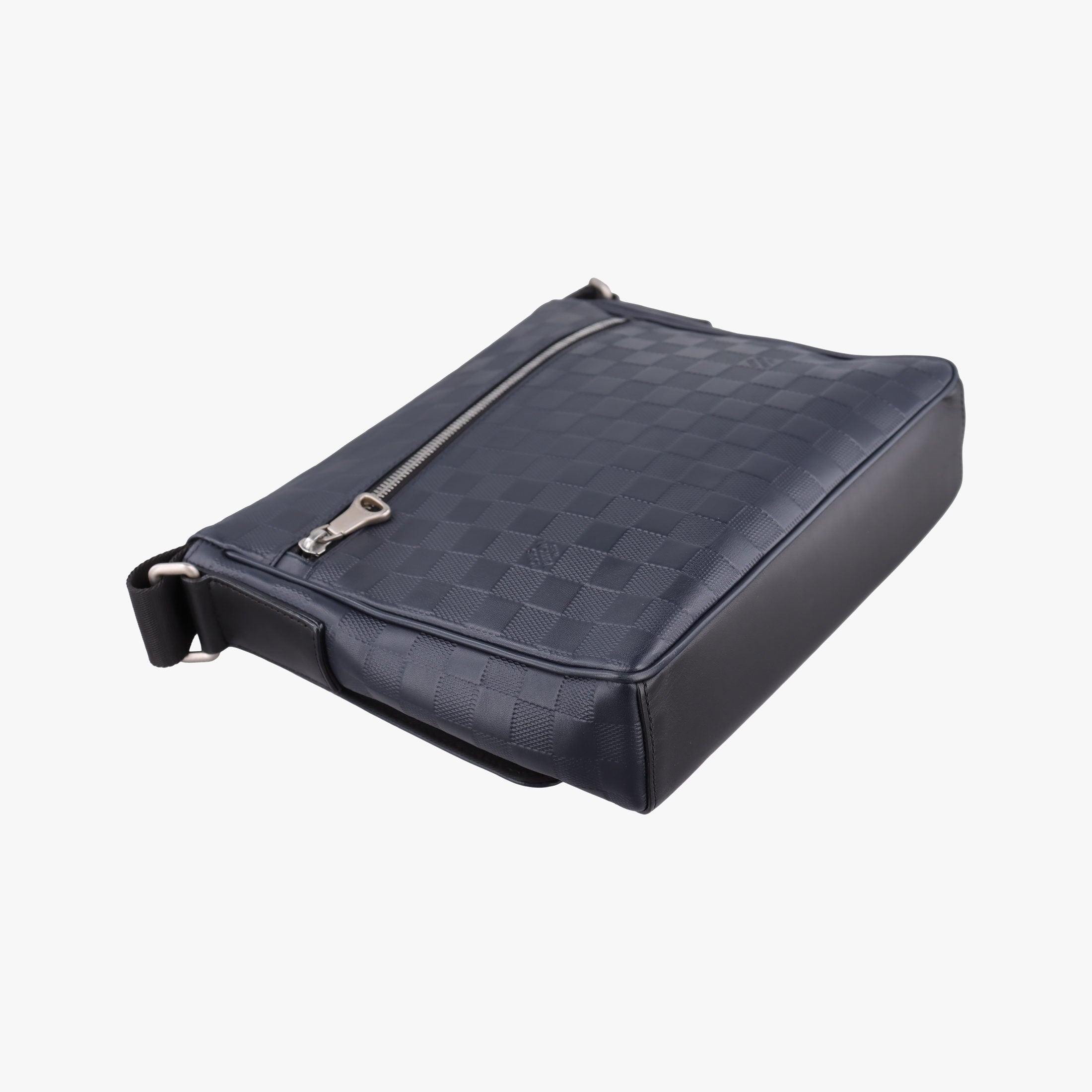 Pre-owned Louis Vuitton District PM Noir Damier Infini Leather N41033 shoulderbag | stylenewstar