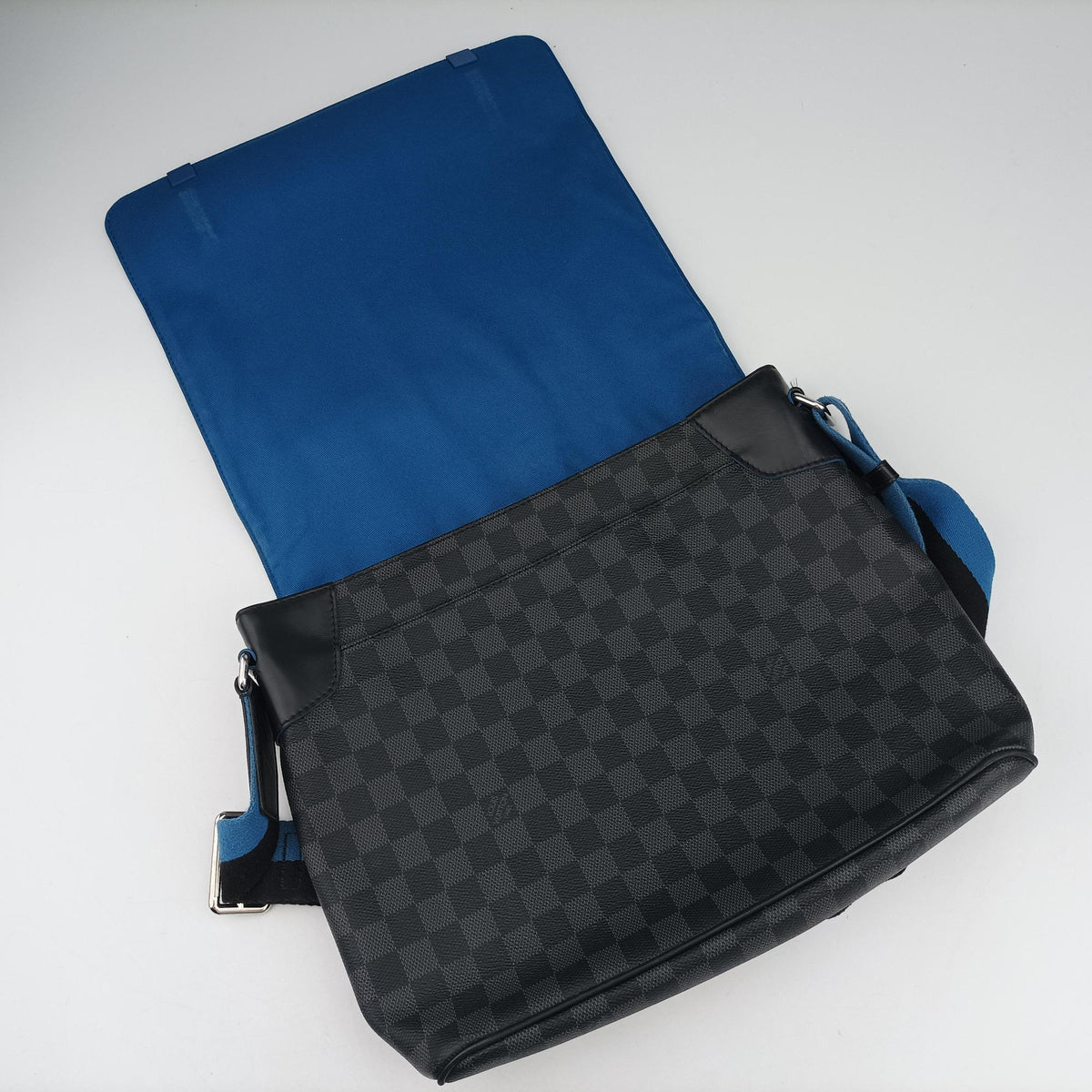 Pre-owned Louis Vuitton District PM Blue×Black Damier Graphite N42420 shoulderbag | stylenewstar