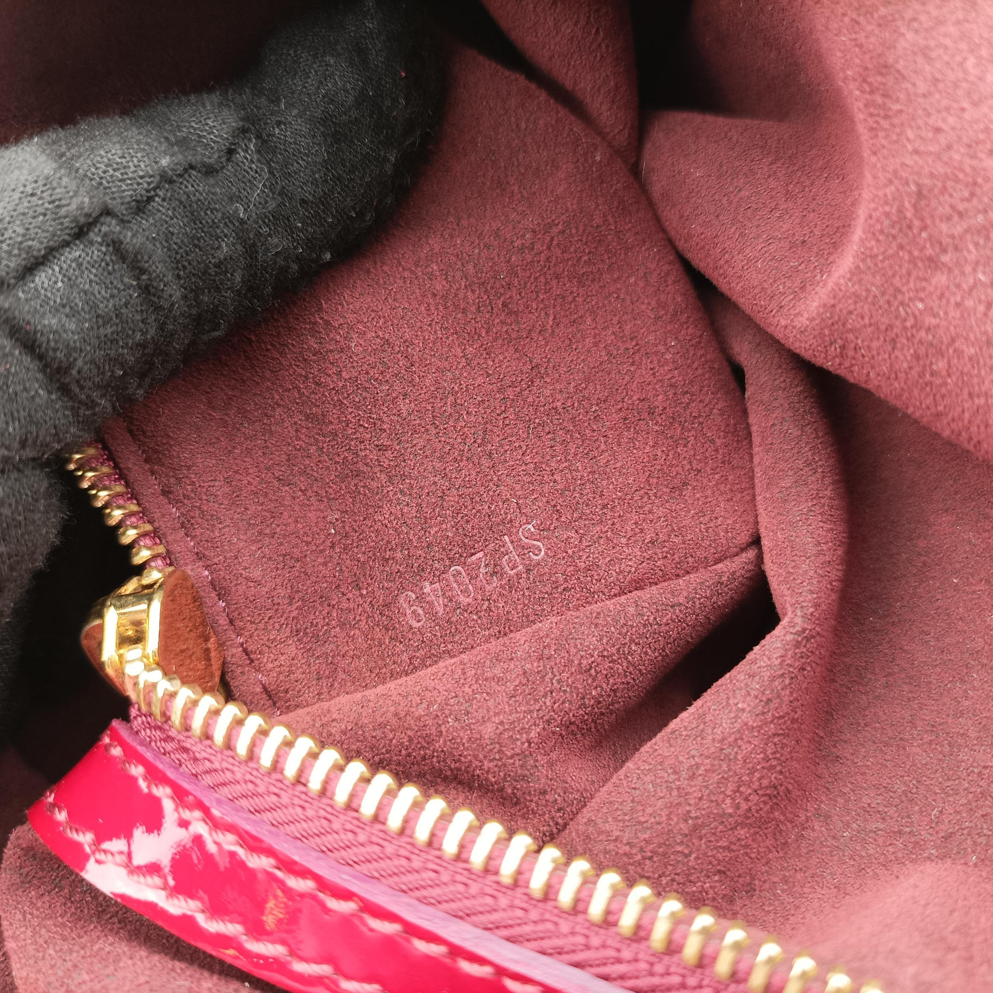 Pre-owned Louis Vuitton Surya L Cerise Vernis M95880 handbag | stylenewstar