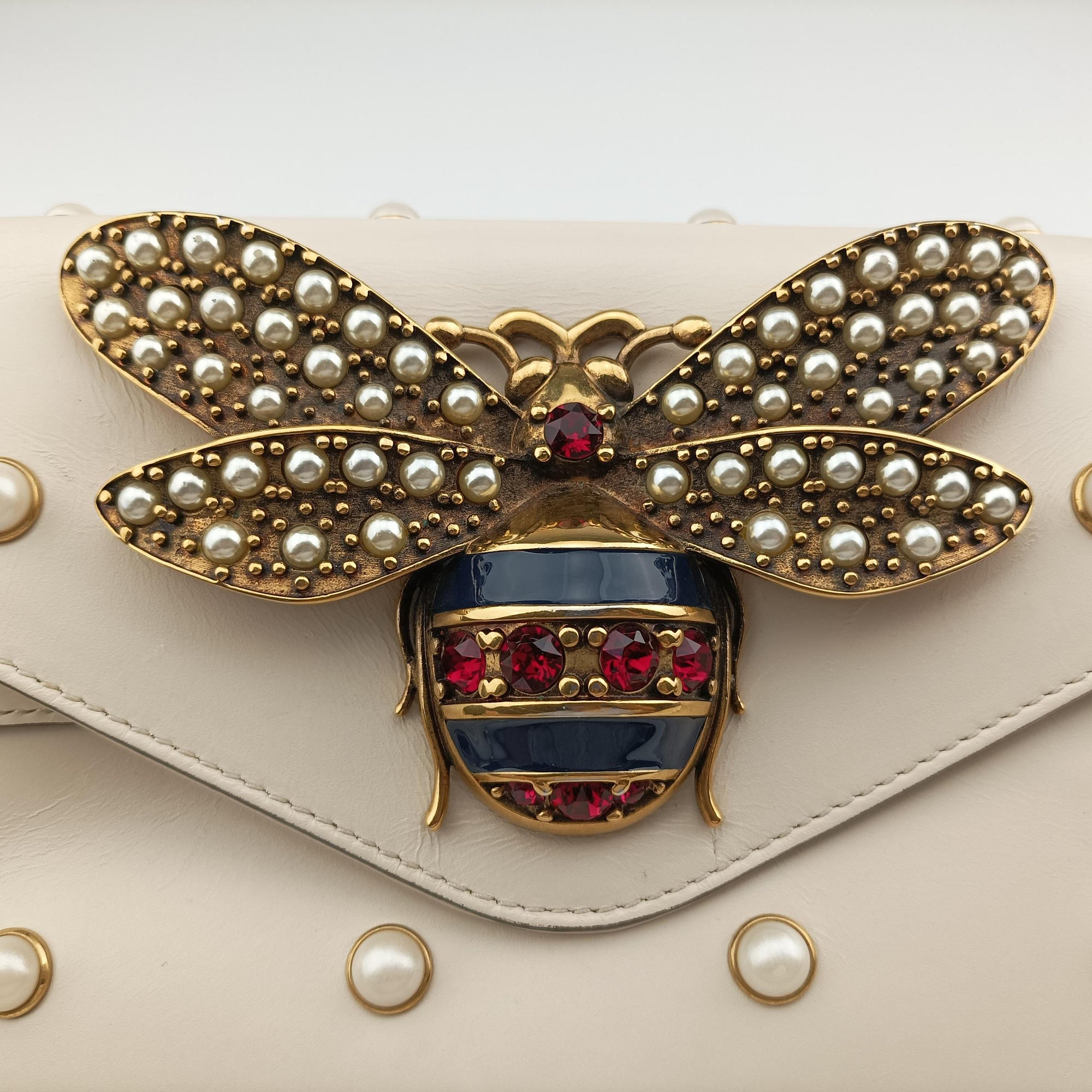 Secondhand Gucci Broadway Pearl Bee White Leather 453778 shoulderbag | stylenewstar