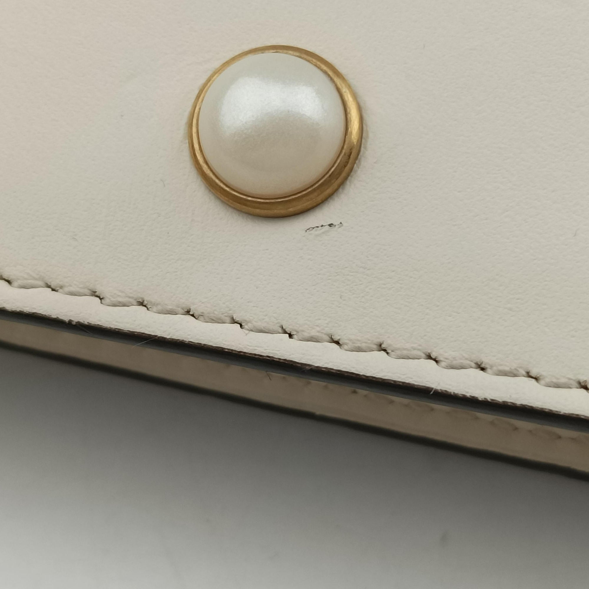 Secondhand Gucci Broadway Pearl Bee White Leather 453778 shoulderbag | stylenewstar