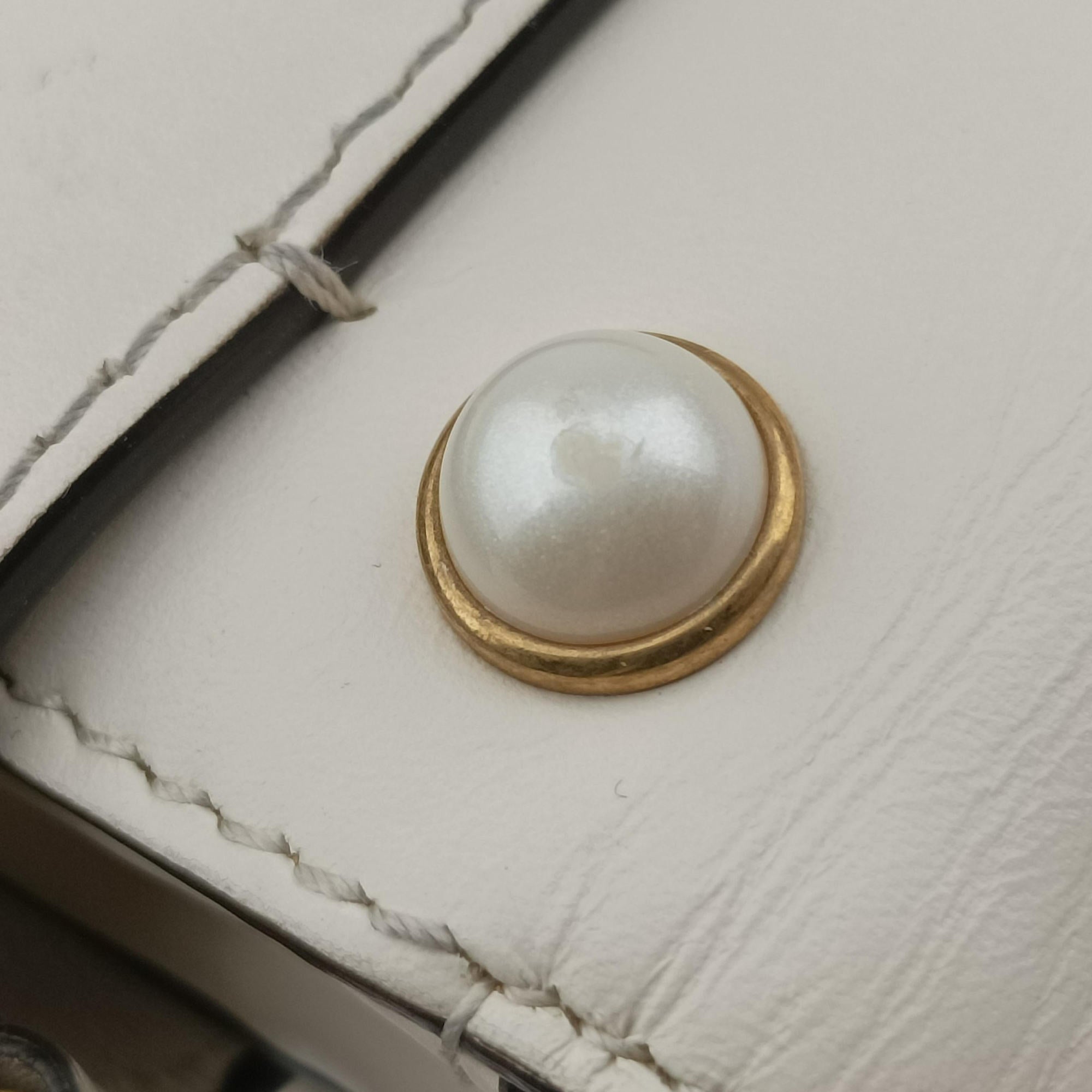 Secondhand Gucci Broadway Pearl Bee White Leather 453778 shoulderbag | stylenewstar