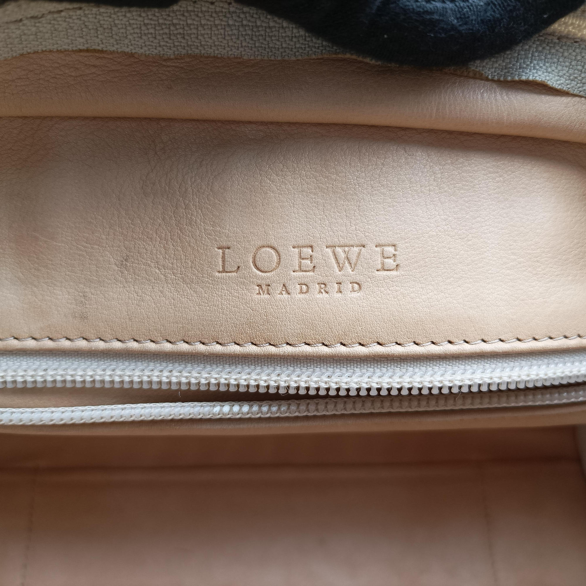 Secondhand Loewe Amazona White×Beige Suede×leather  handbag | stylenewstar