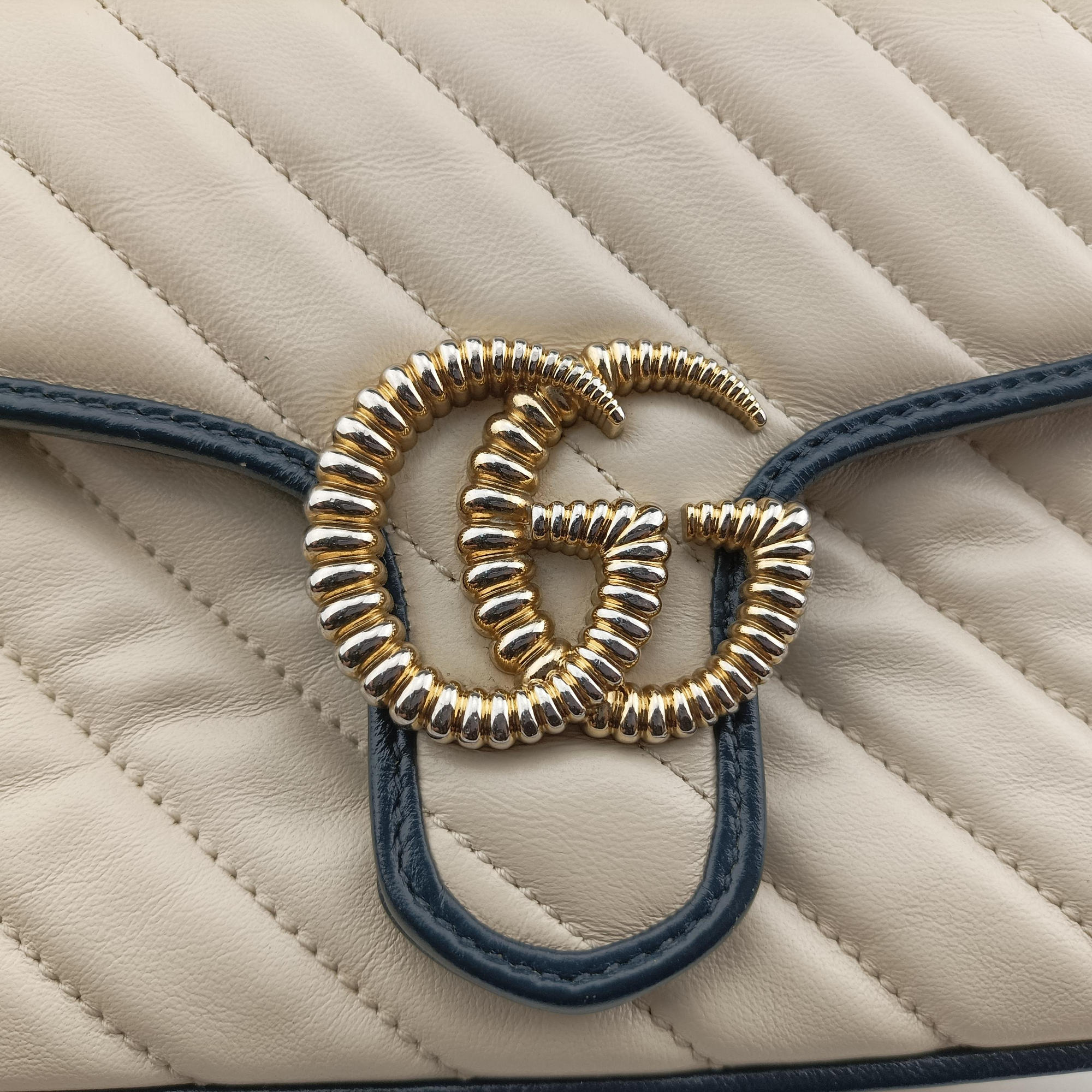 Pre-owned Gucci GG Marmont White×navy Leather 583571 shoulderbag | stylenewstar