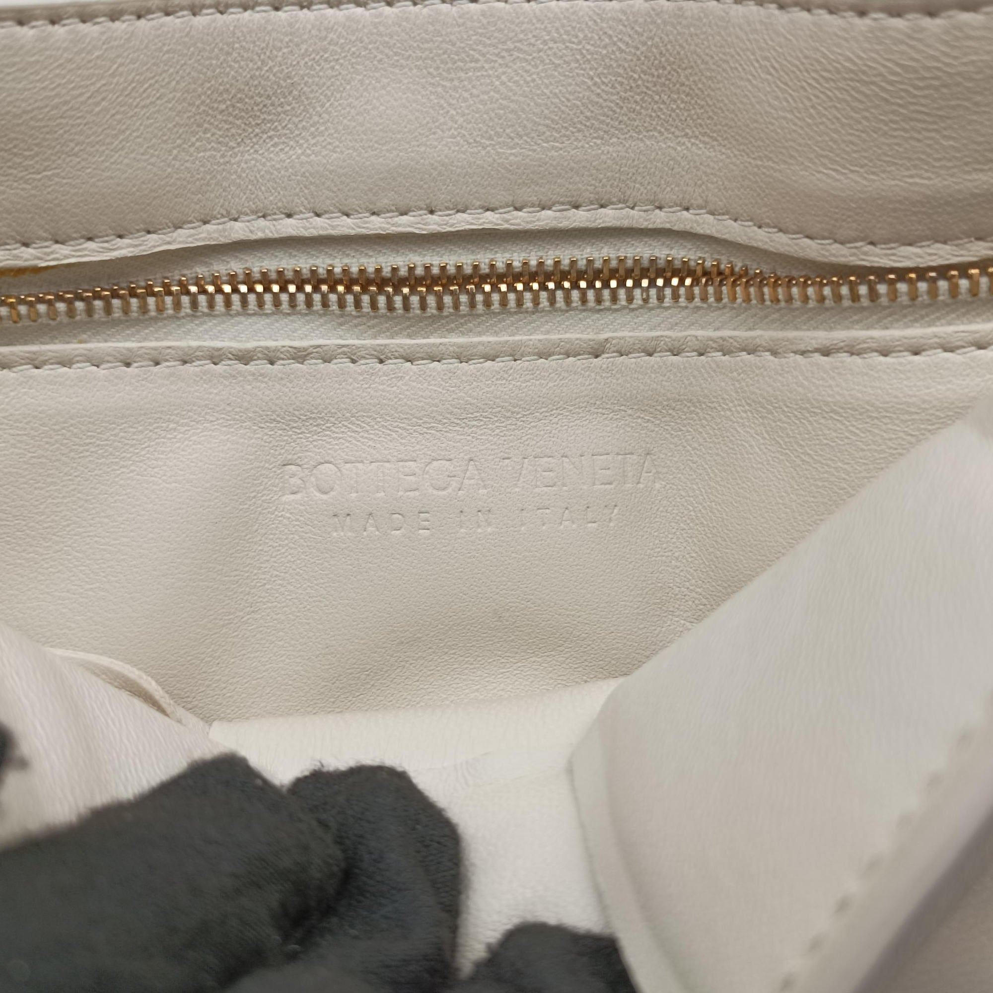 Pre-owned Bottega Veneta Padded CASSETTE White lambskin  shoulderbag | stylenewstar