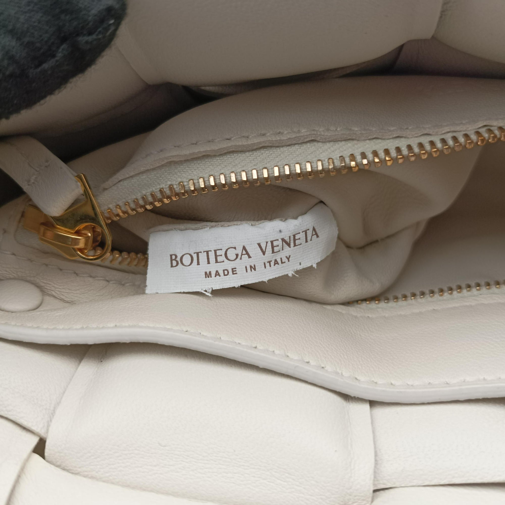 Pre-owned Bottega Veneta Padded CASSETTE White lambskin  shoulderbag | stylenewstar