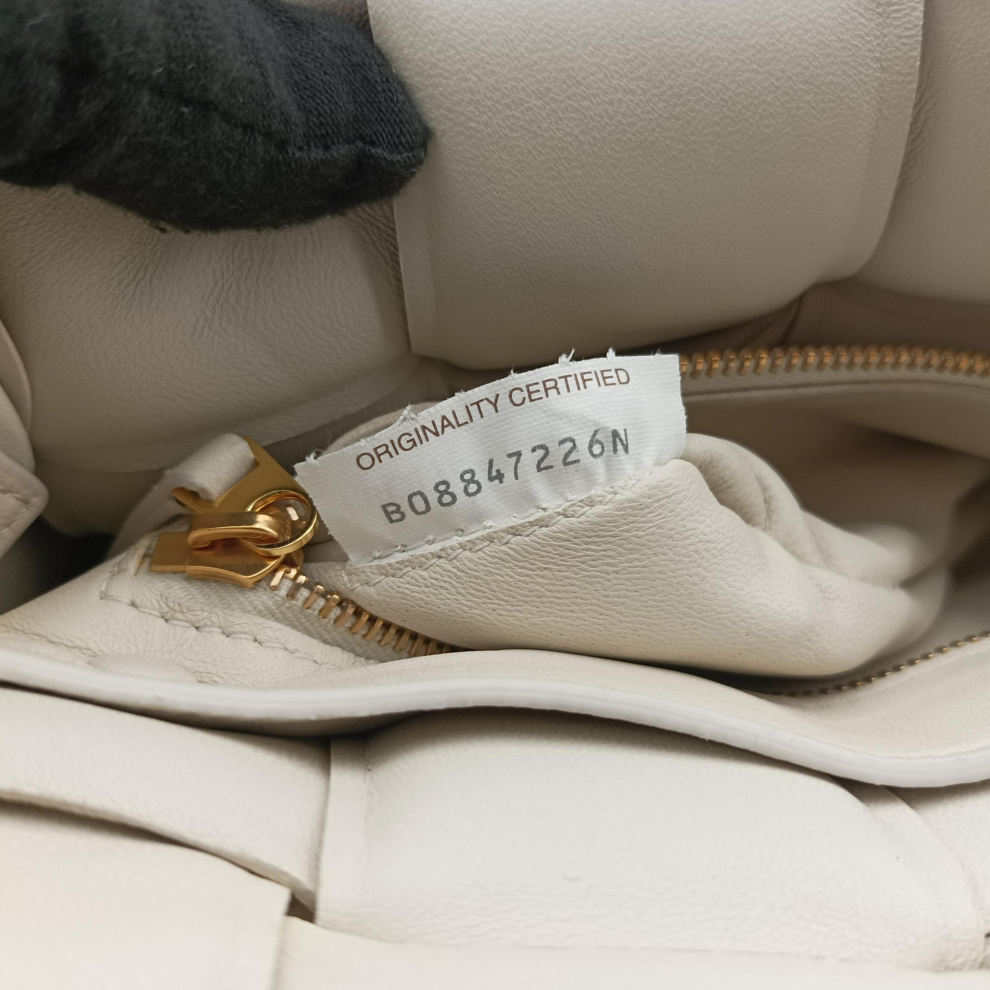 Pre-owned Bottega Veneta Padded CASSETTE White lambskin  shoulderbag | stylenewstar