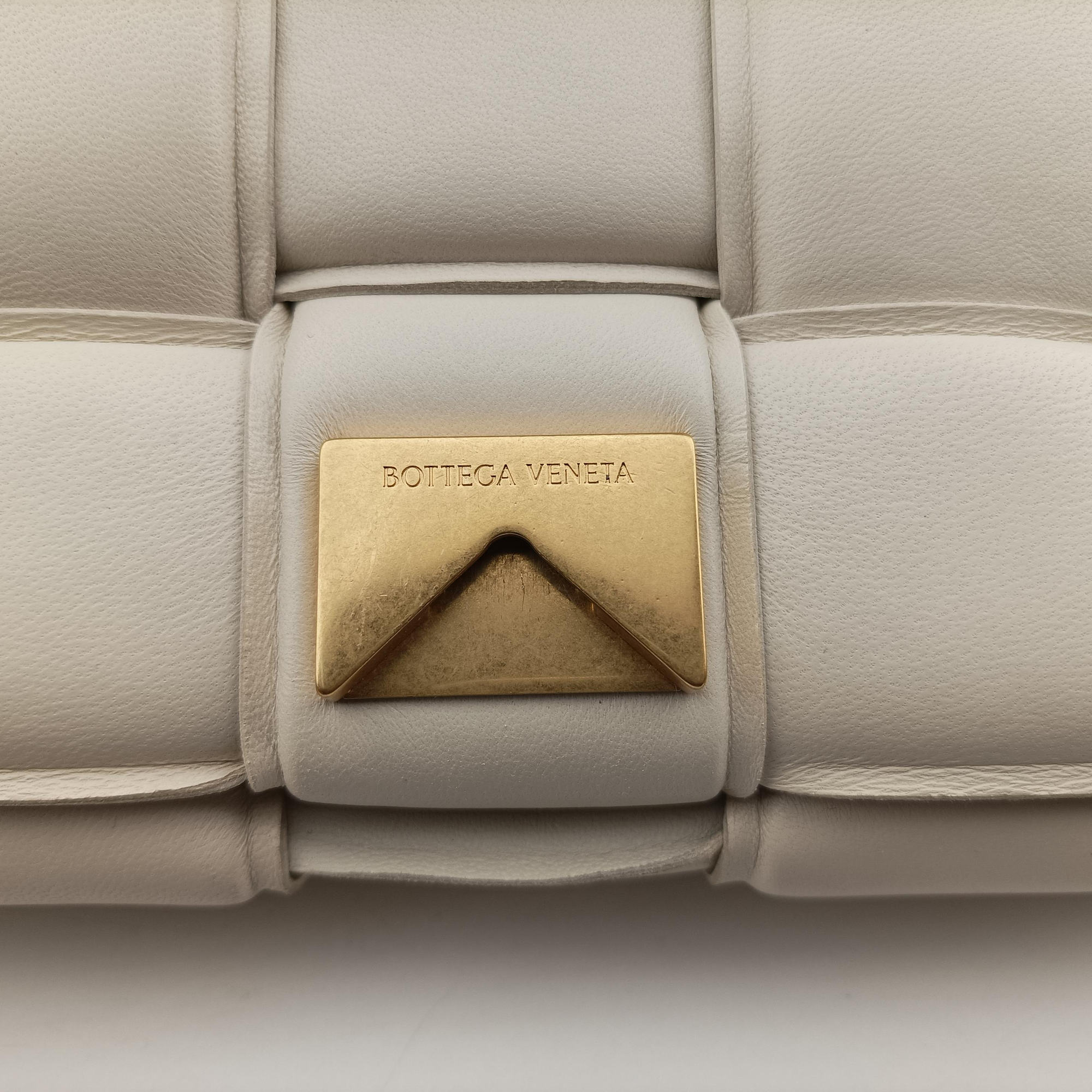 Pre-owned Bottega Veneta Padded CASSETTE White lambskin  shoulderbag | stylenewstar
