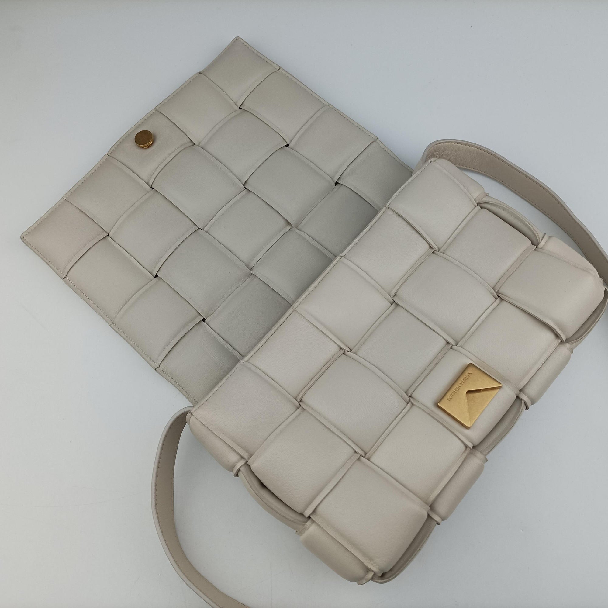 Pre-owned Bottega Veneta Padded CASSETTE White lambskin  shoulderbag | stylenewstar