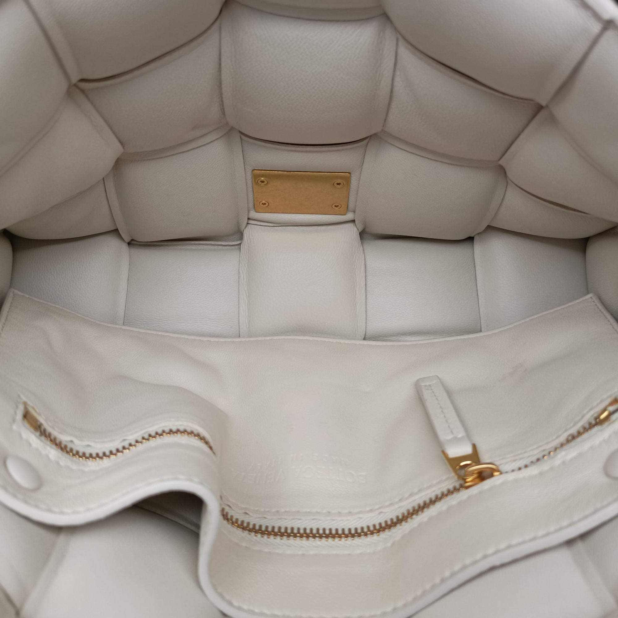 Pre-owned Bottega Veneta Padded CASSETTE White lambskin  shoulderbag | stylenewstar