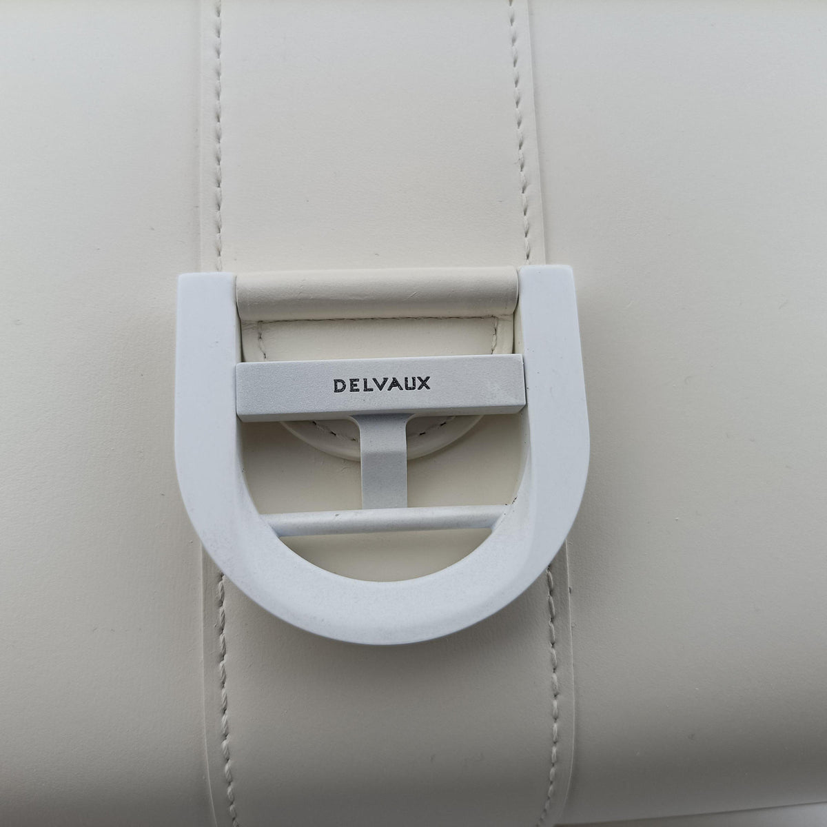 Secondhand Delvaux Brillon MM
 White Leather  shoulderbag | stylenewstar
