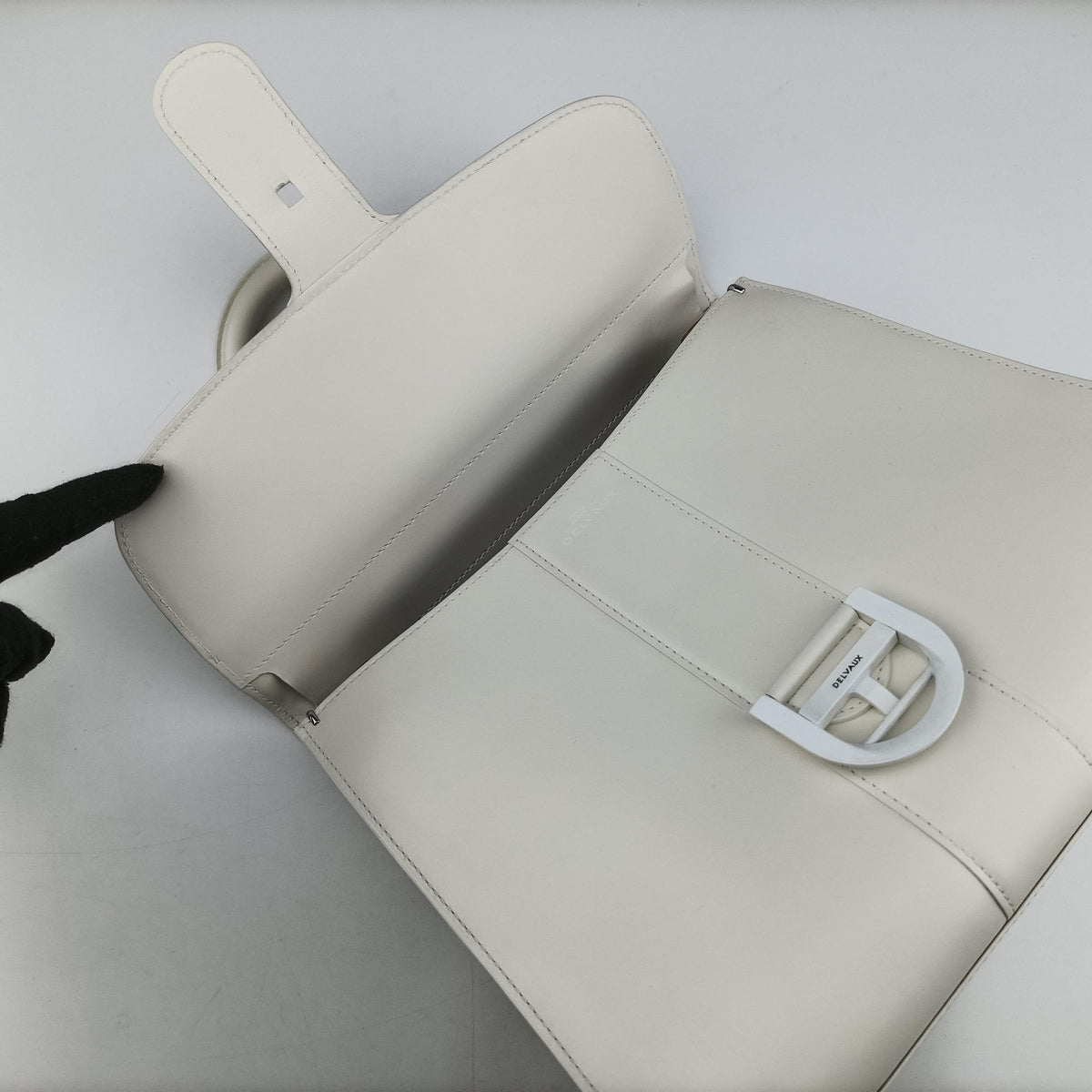 Secondhand Delvaux Brillon MM
 White Leather  shoulderbag | stylenewstar
