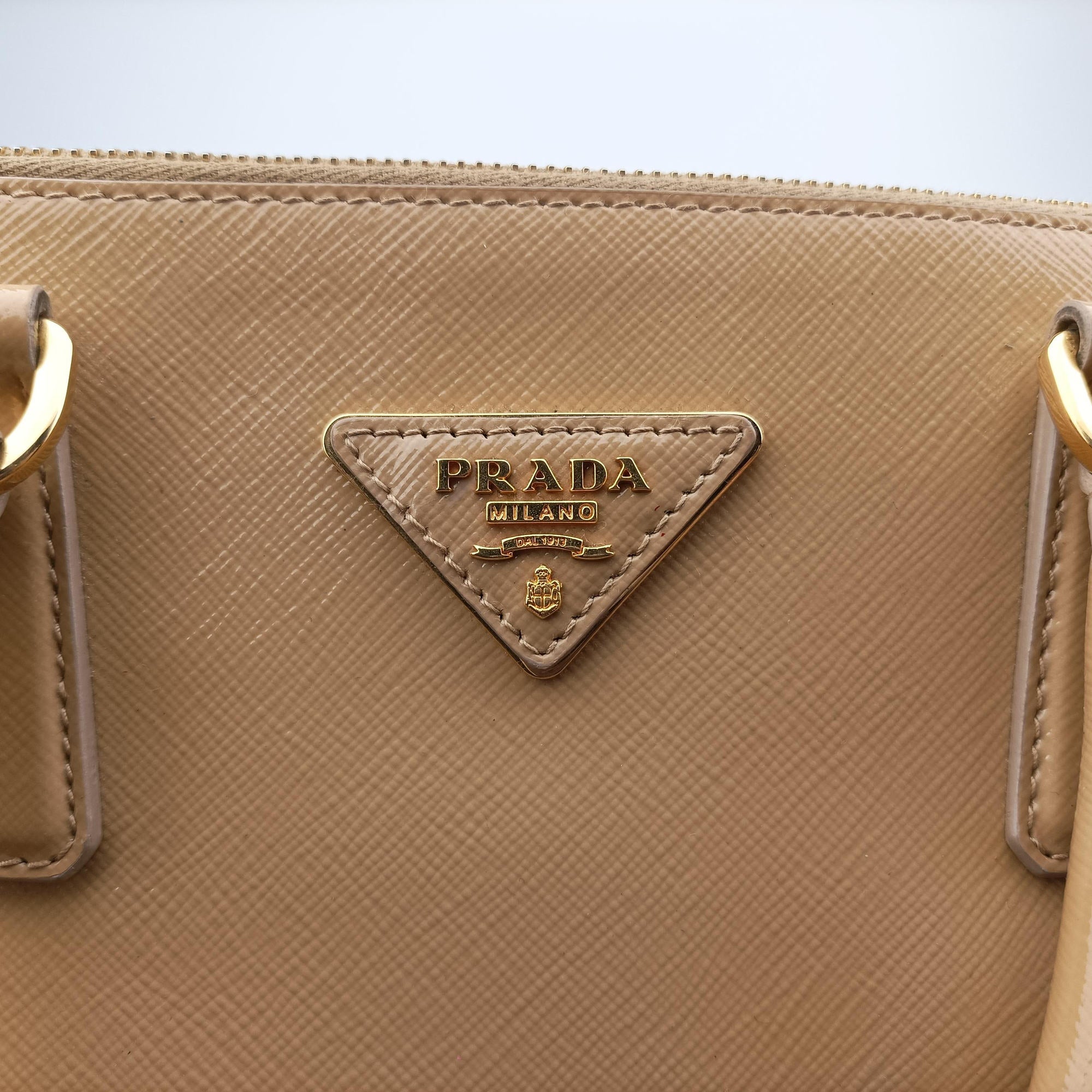 Pre-owned Prada Pyramid Beige Patent BL0808 handbag | stylenewstar