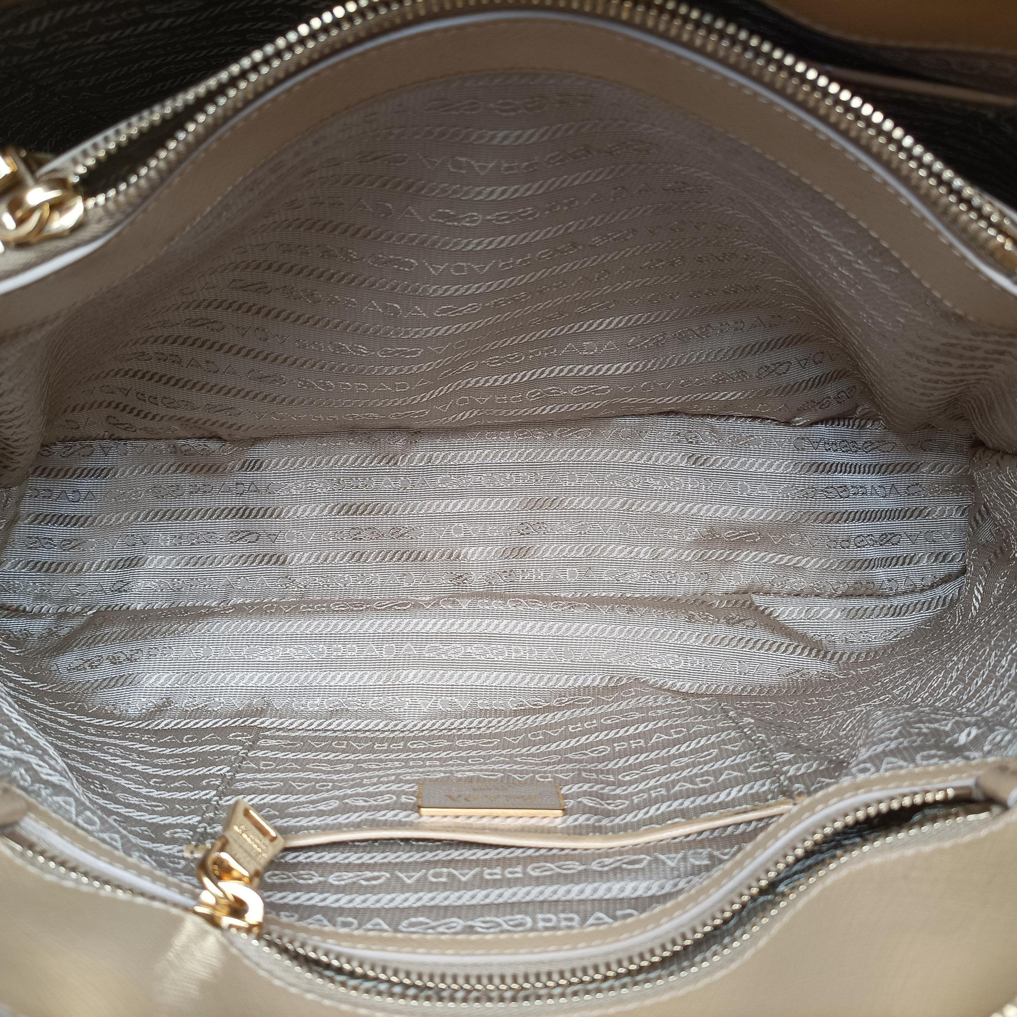 Pre-owned Prada Pyramid Beige Patent BL0808 handbag | stylenewstar