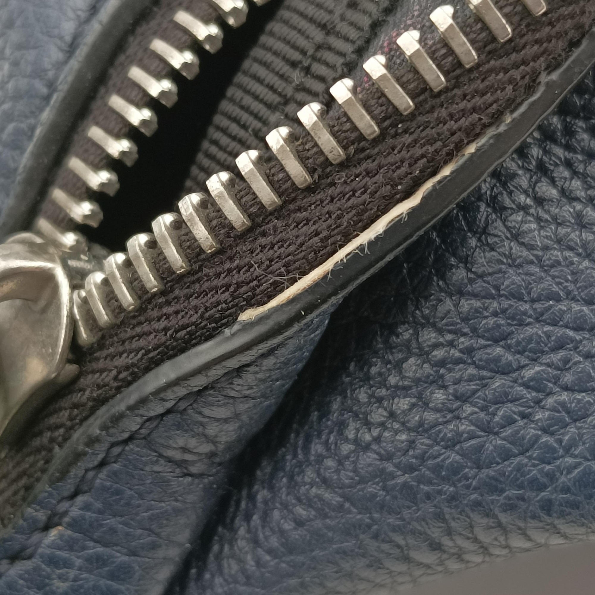 Secondhand Fendi Pecan AMOR Logo Navy Leather 7VA446 bum bag/waist bag | stylenewstar
