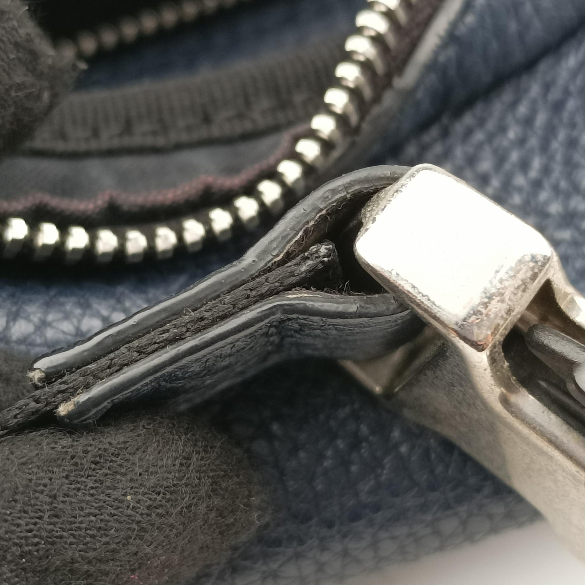 Secondhand Fendi Pecan AMOR Logo Navy Leather 7VA446 bum bag/waist bag | stylenewstar