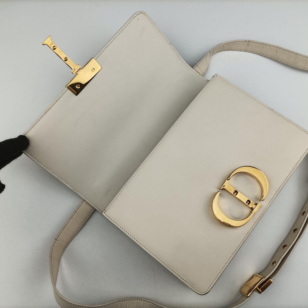Vintage Christian Dior 30 Montaigne White leather  shoulderbag | stylenewstar
