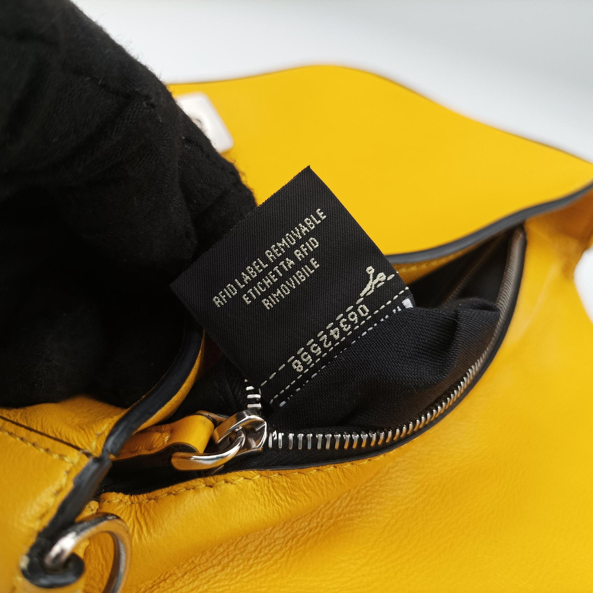 Pre-owned Fendi Flap Expand Yellow Leather 7M0299 shoulderbag | stylenewstar