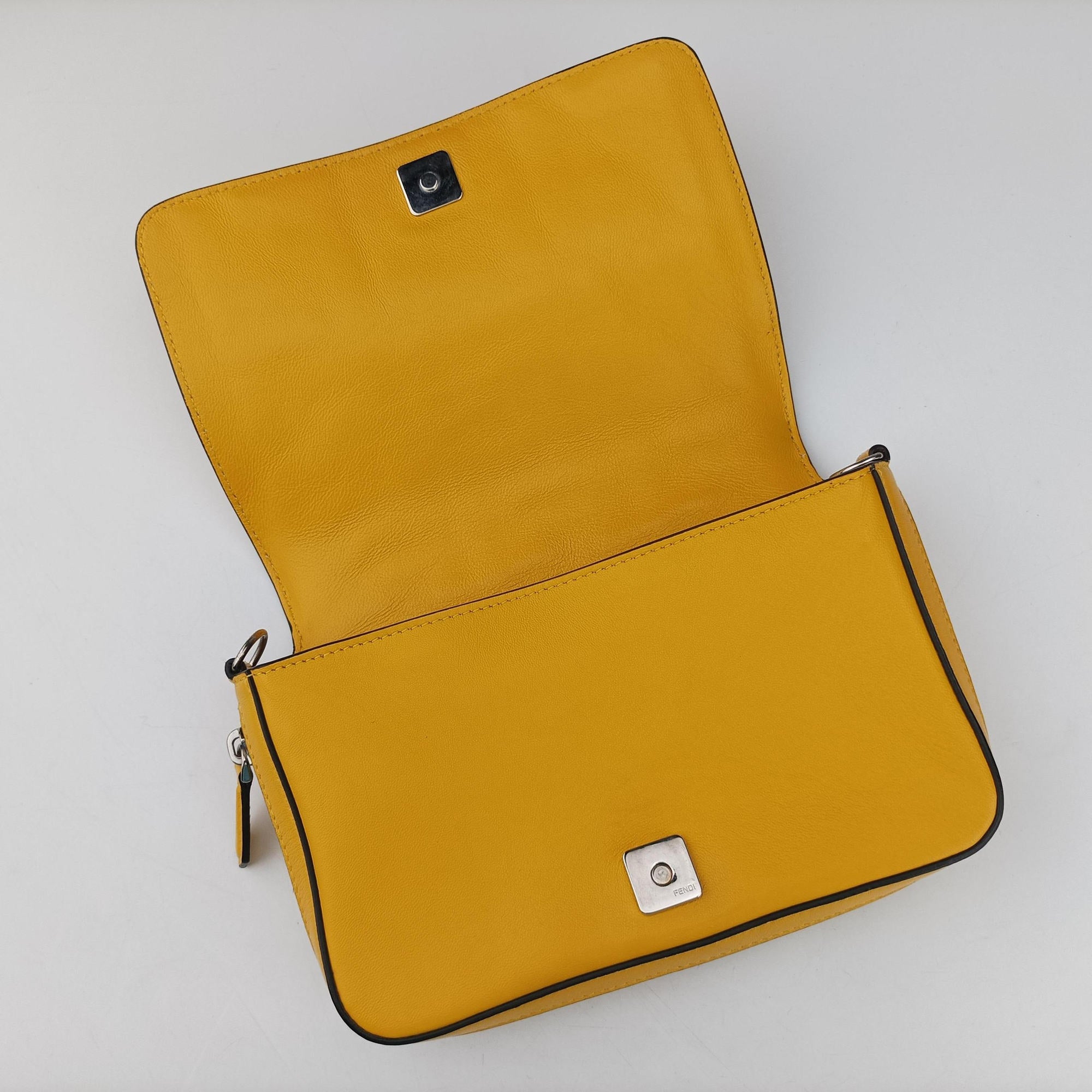 Pre-owned Fendi Flap Expand Yellow Leather 7M0299 shoulderbag | stylenewstar