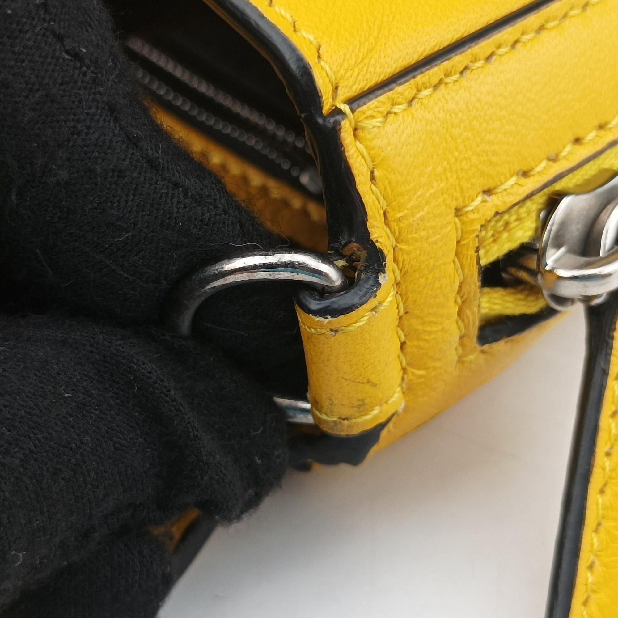 Pre-owned Fendi Flap Expand Yellow Leather 7M0299 shoulderbag | stylenewstar