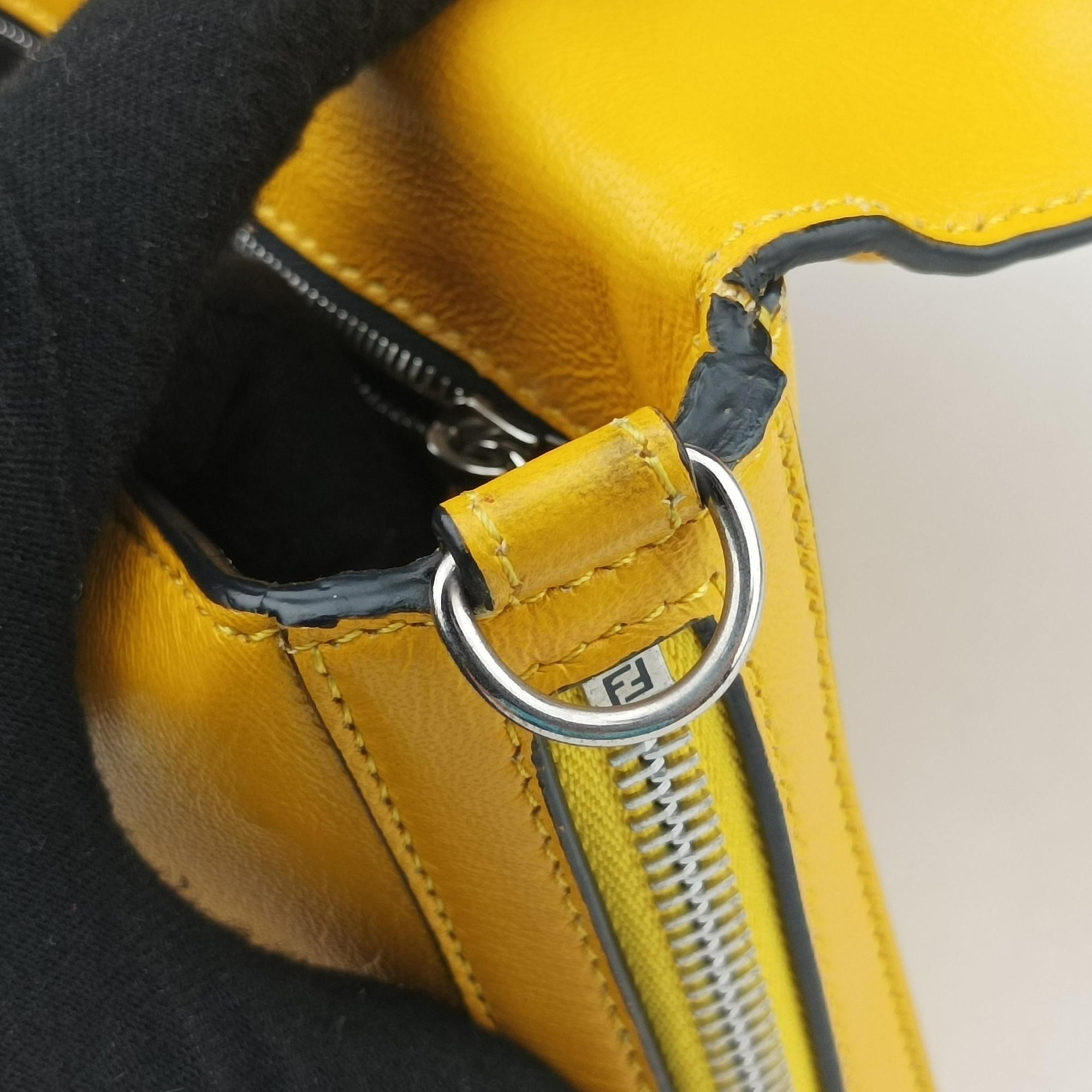 Pre-owned Fendi Flap Expand Yellow Leather 7M0299 shoulderbag | stylenewstar