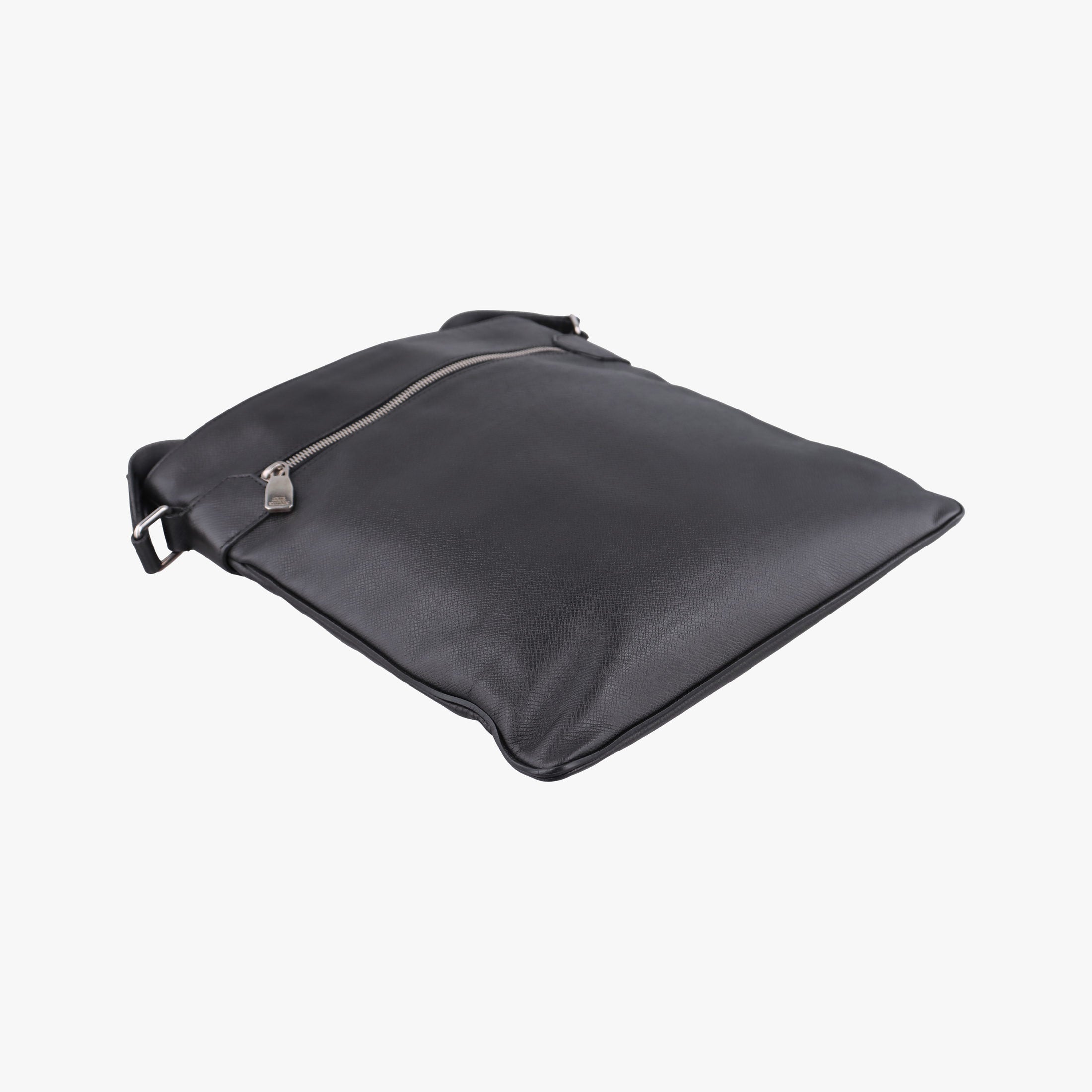 Pre-owned Louis Vuitton SASHA Glacier TAIGA M32630 shoulderbag | stylenewstar