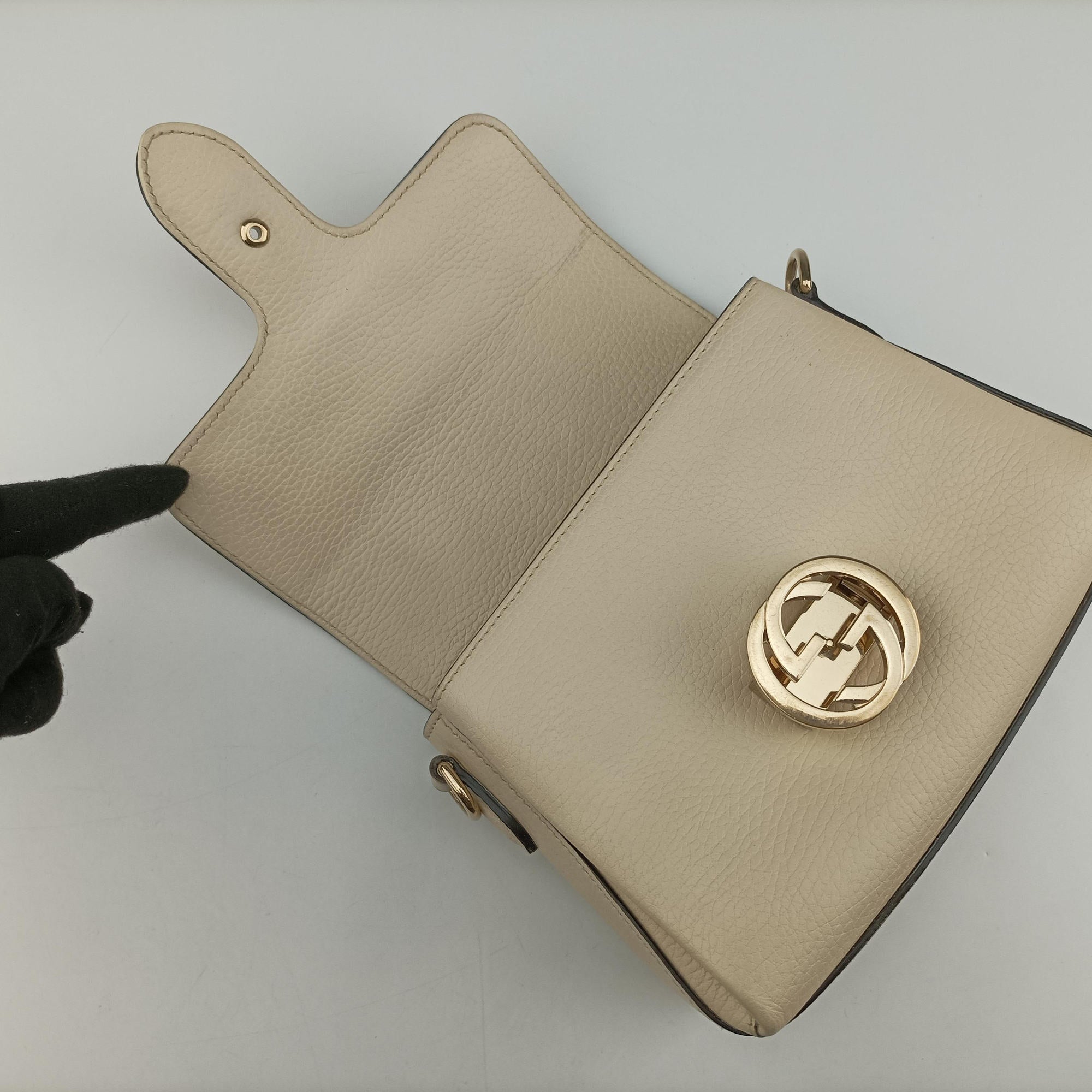 Pre-owned Gucci Interlocking G White Leather 607720 shoulderbag | stylenewstar