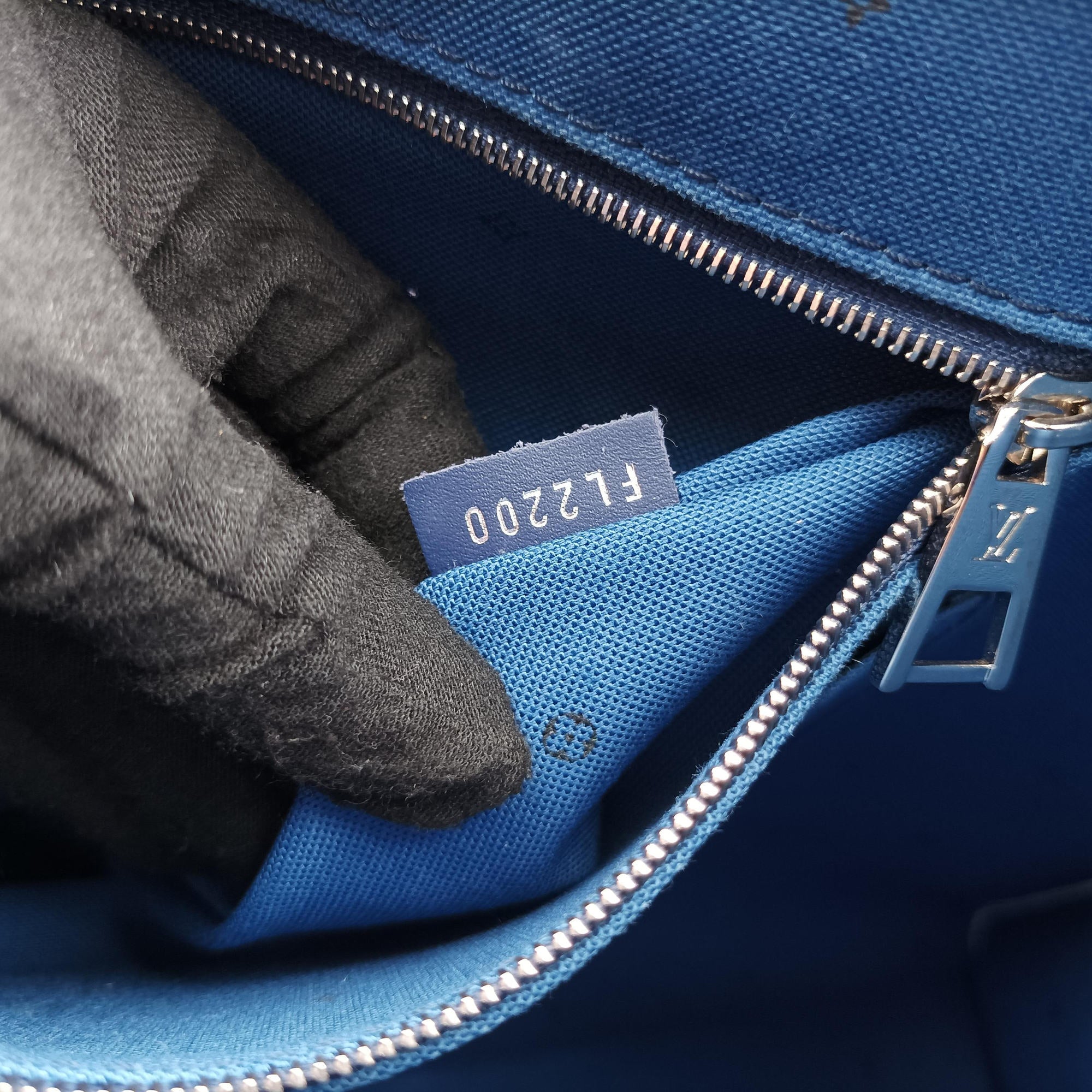 Pre-owned Louis Vuitton LV ESCALE OnTheGo GM Blue Monogram Giant M45120 shoulderbag | stylenewstar