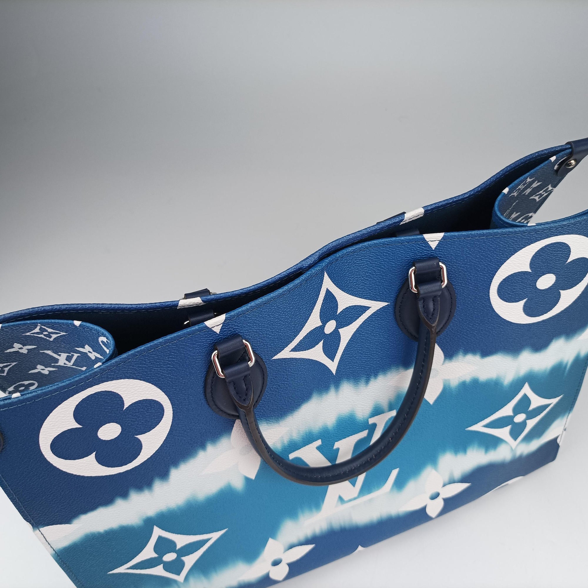 Pre-owned Louis Vuitton LV ESCALE OnTheGo GM Blue Monogram Giant M45120 shoulderbag | stylenewstar