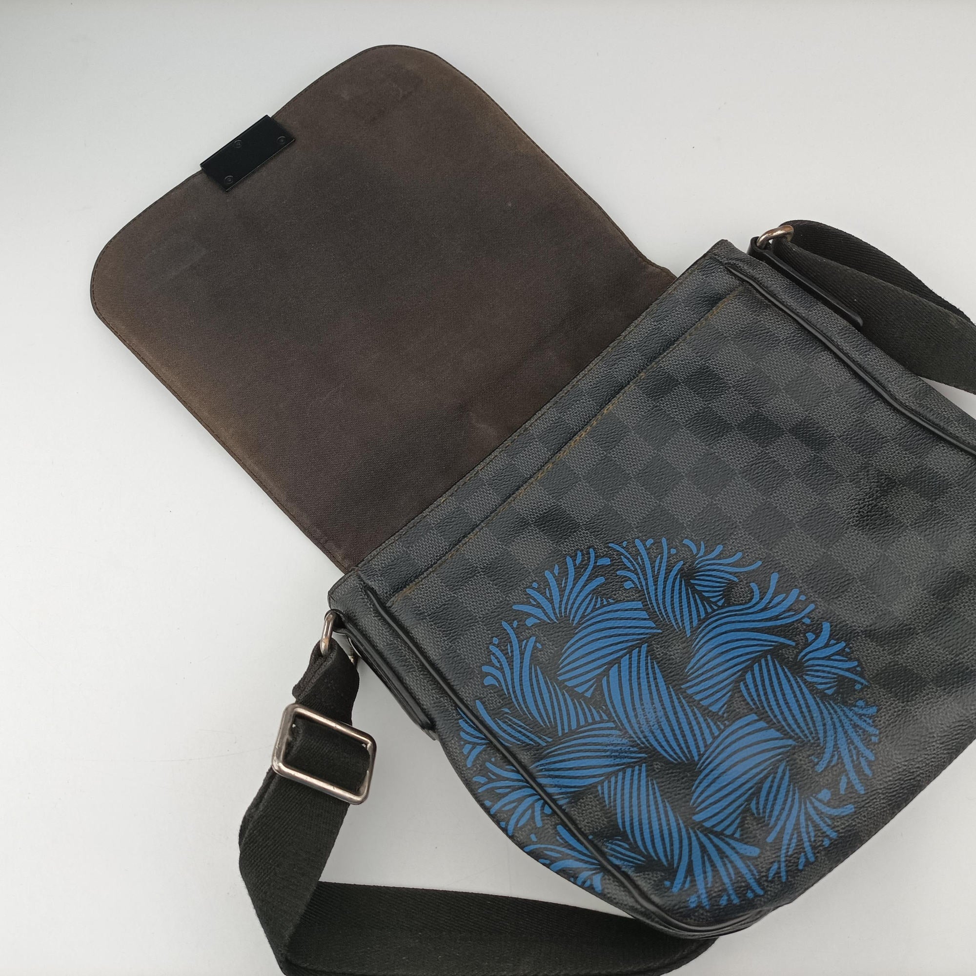 Vintage Louis Vuitton DISTRICT PM Noir Damier GRAPHITE N41714 shoulderbag | stylenewstar