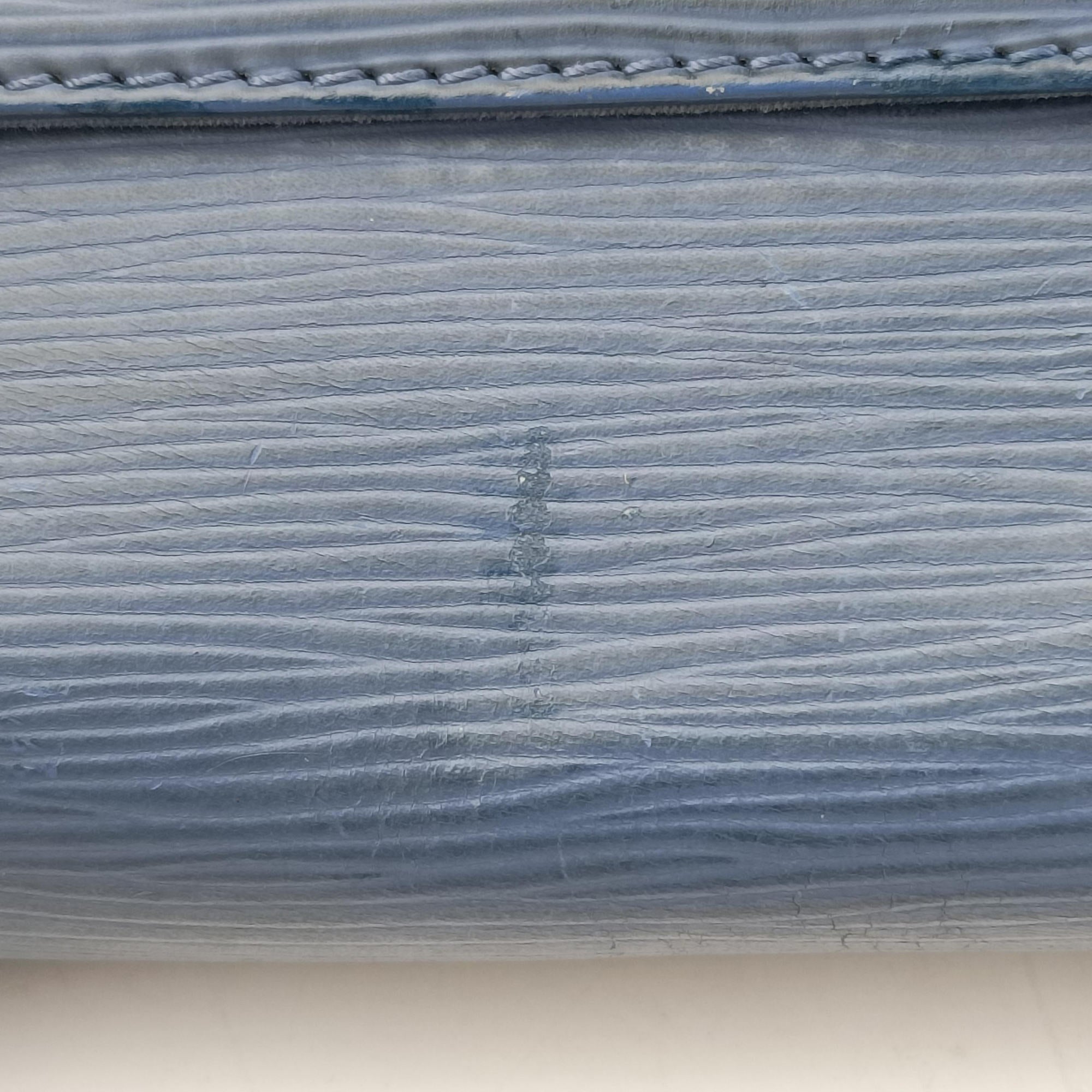 Pre-owned Louis Vuitton Segur PM Myrtille Epi M5882G handbag | stylenewstar