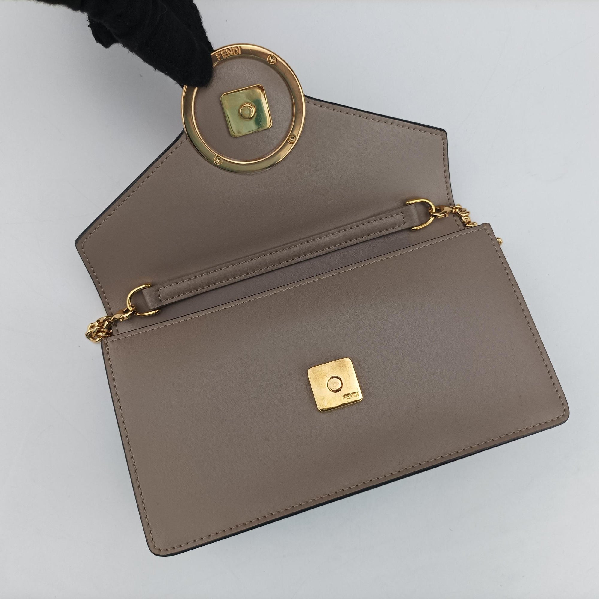 Pre-owned Fendi F is Beige Leather 8BM005 shoulderbag | stylenewstar