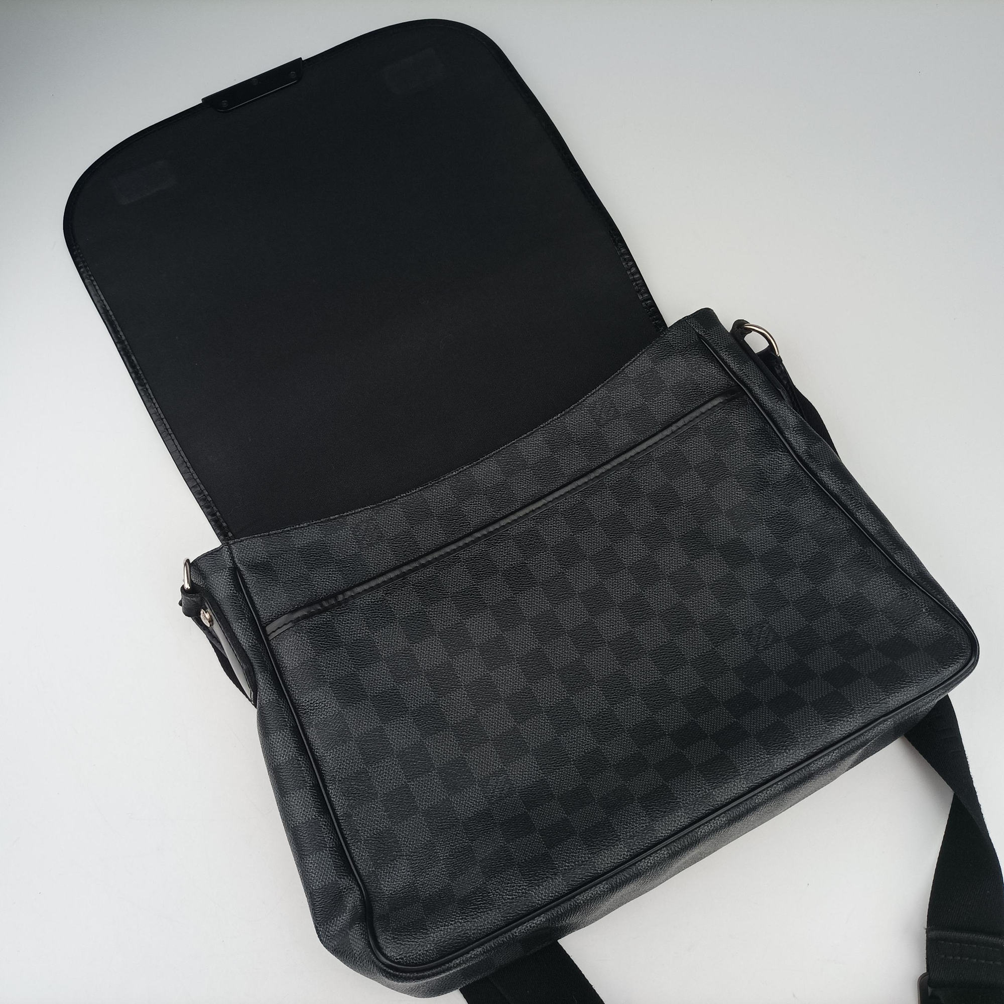 Vintage Louis Vuitton DANIEL MM Noir Damier GRAPHITE N58029 shoulderbag | stylenewstar