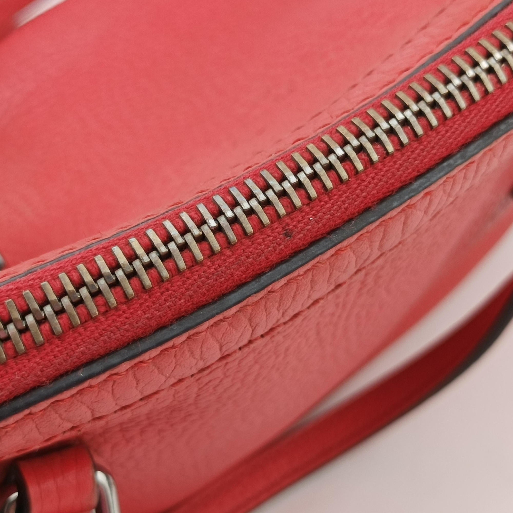 Pre-owned Gucci Microguccissima dome Red Leather 341504 shoulderbag | stylenewstar