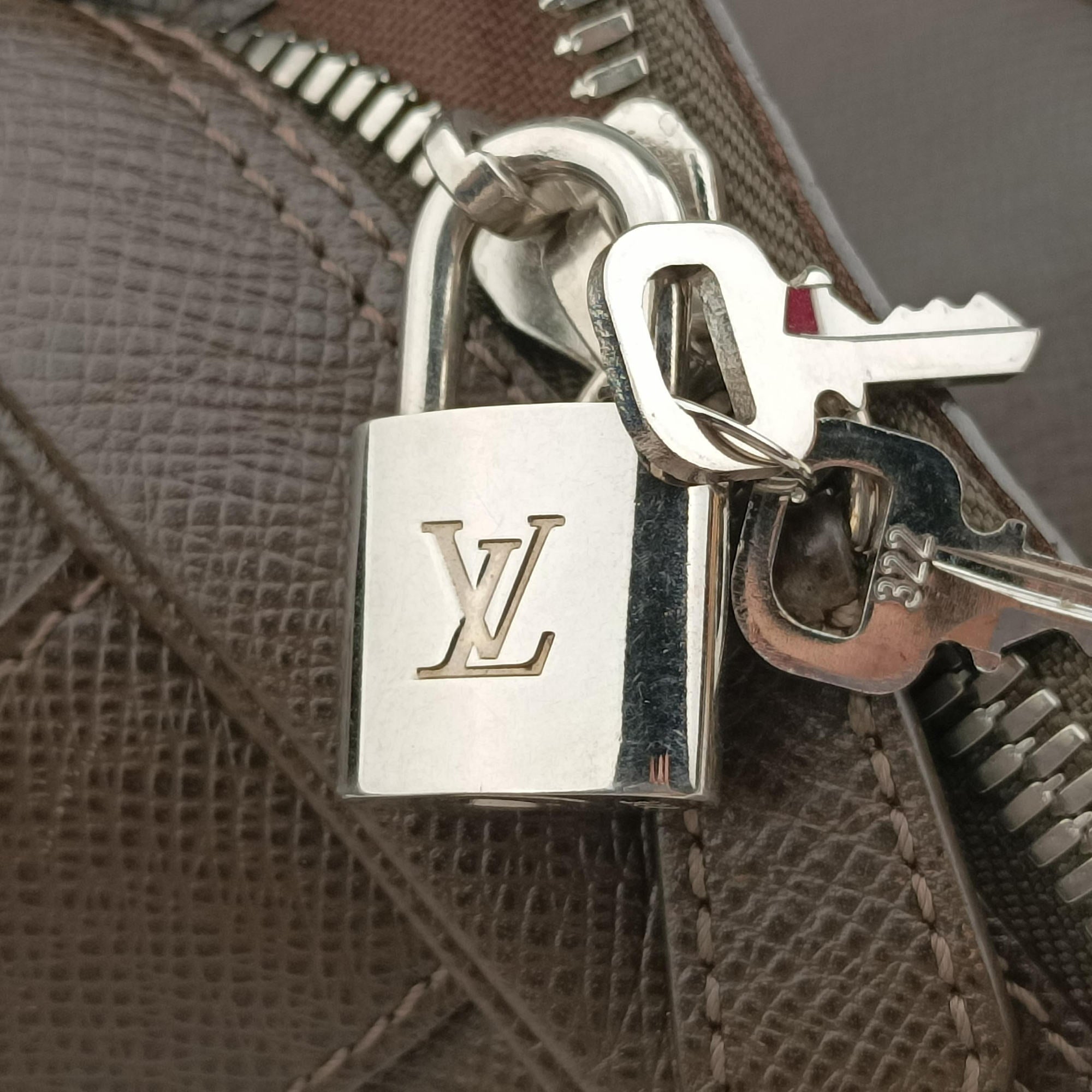 Vintage Louis Vuitton IGOR Grizzly Taiga M31172 handbag | stylenewstar