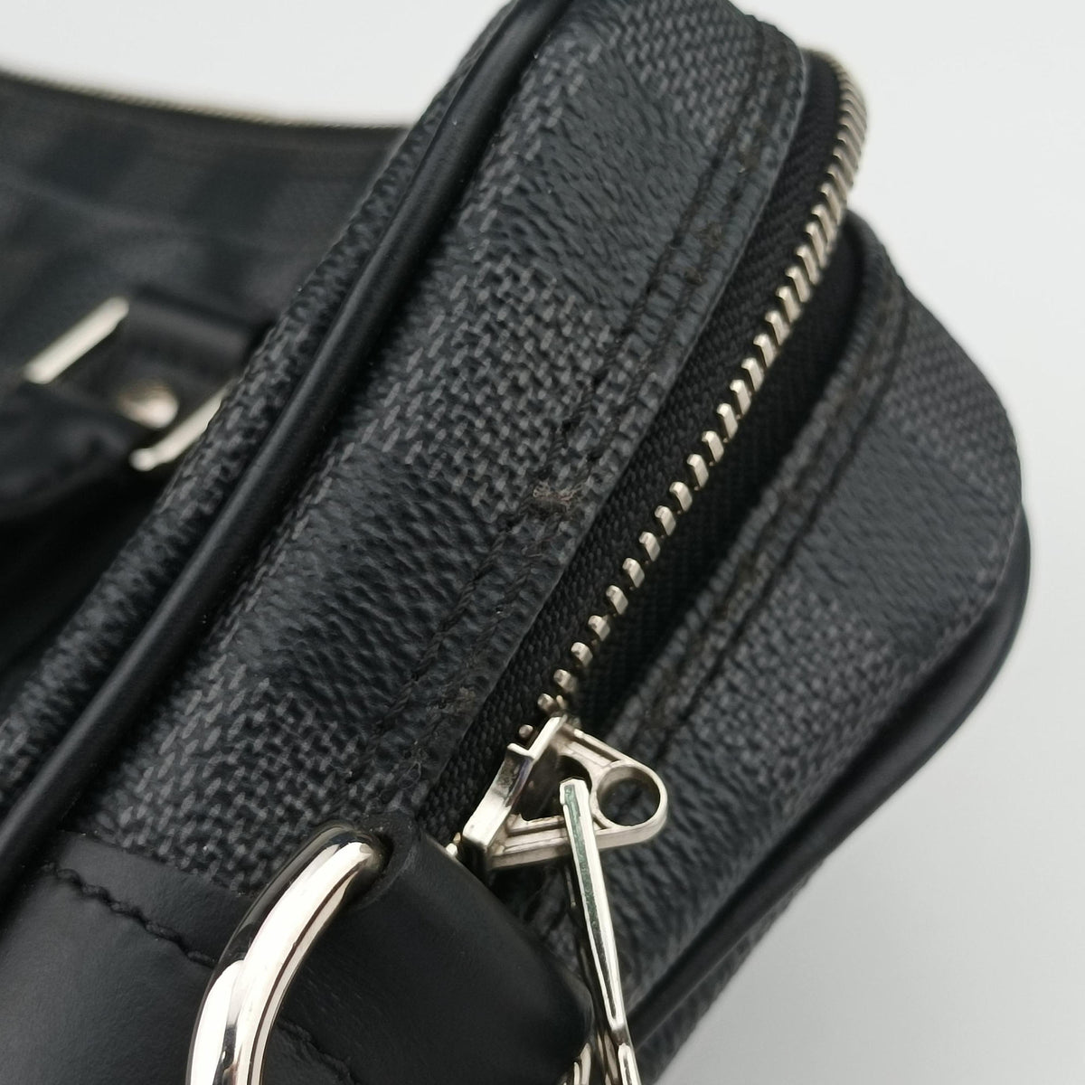 Pre-owned Louis Vuitton Porte Documents Voyage PM Noir Damier Graphite N41478 handbag | stylenewstar