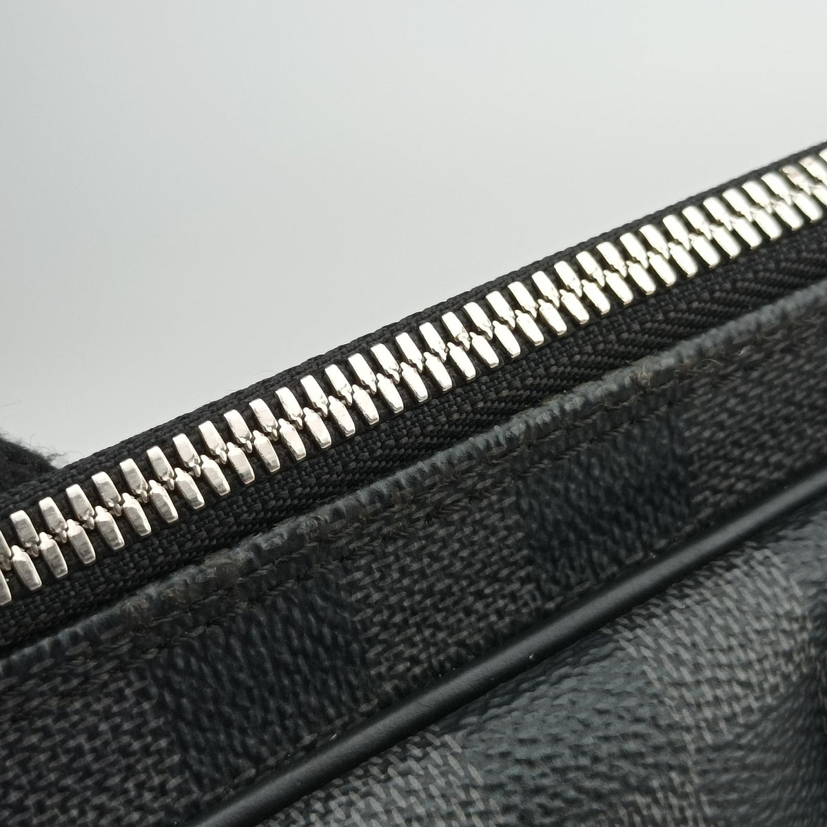 Pre-owned Louis Vuitton Porte Documents Voyage PM Noir Damier Graphite N41478 handbag | stylenewstar