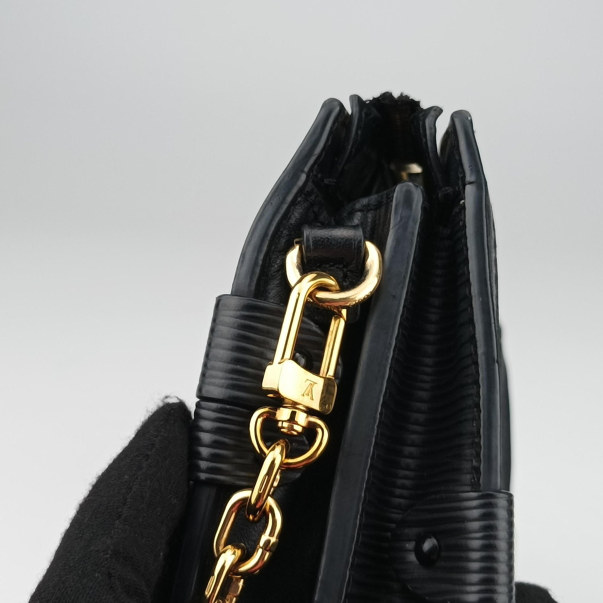Secondhand Louis Vuitton Trunk Clutch Black Epi M53052 shoulderbag | stylenewstar