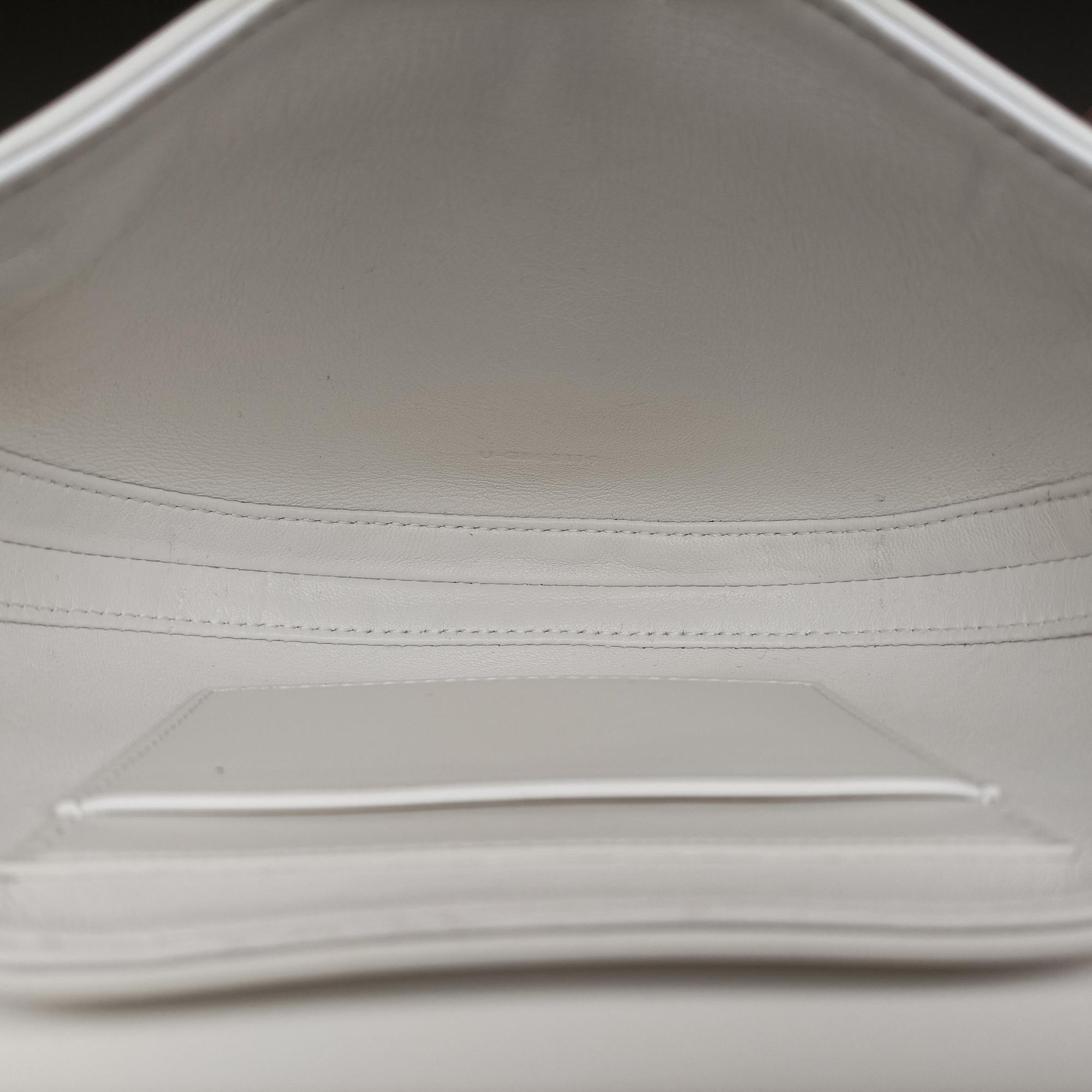 Pre-owned Celine Small Besace 16 White Leather  shoulderbag | stylenewstar