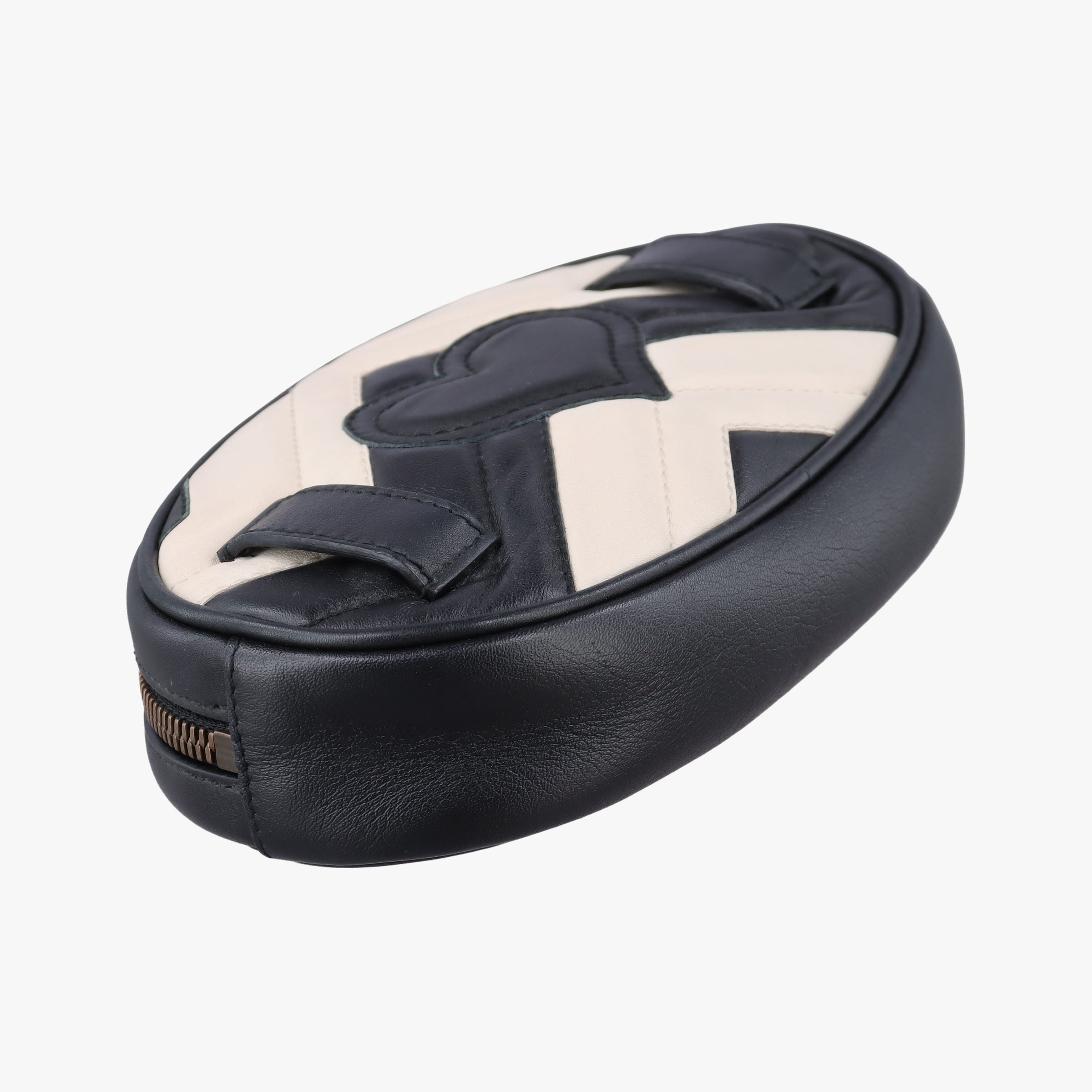 Vintage Gucci GG Marmont Black×white Leather 476434 bum bag/waist bag | stylenewstar