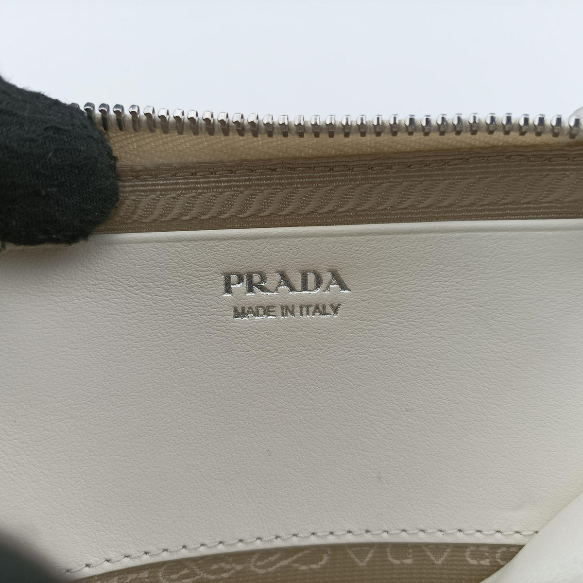 Pre-owned Prada Triangle Logo Plate White SAFFIANO Leather 1NR015 shoulderbag | stylenewstar