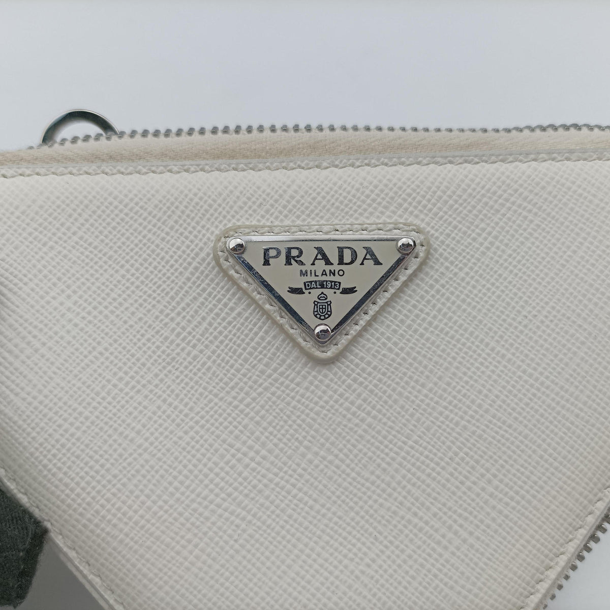 Pre-owned Prada Triangle Logo Plate White SAFFIANO Leather 1NR015 shoulderbag | stylenewstar
