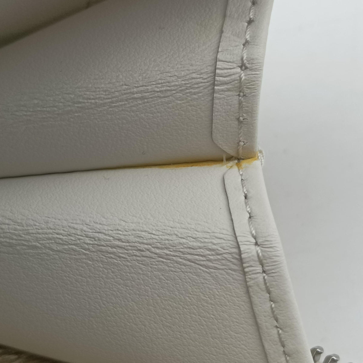 Pre-owned Prada Triangle Logo Plate White SAFFIANO Leather 1NR015 shoulderbag | stylenewstar