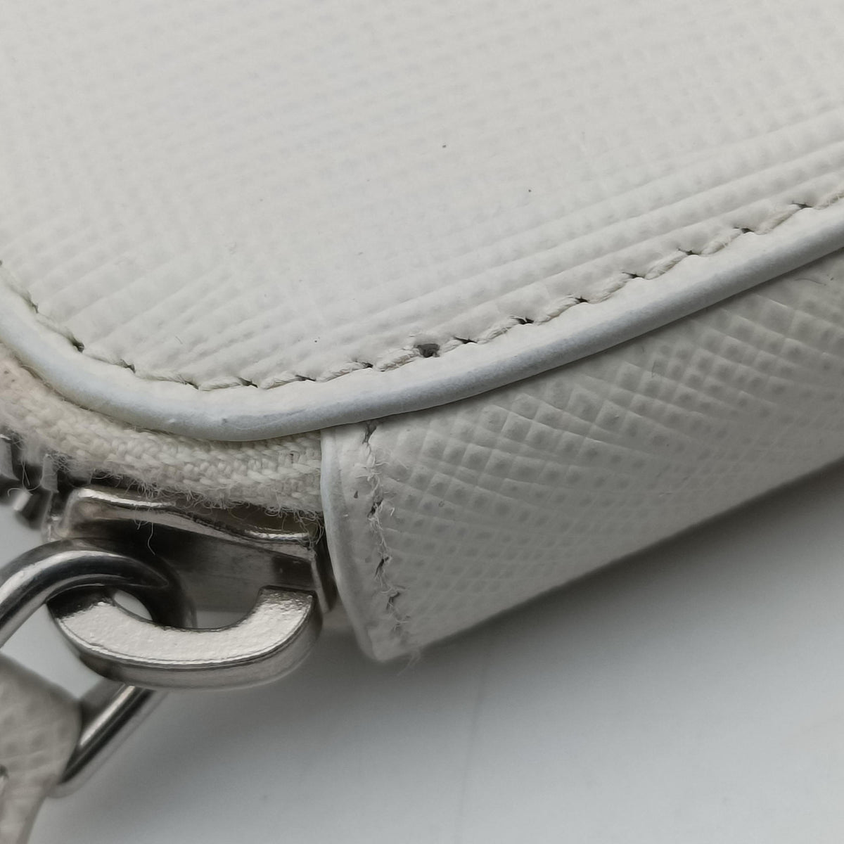 Pre-owned Prada Triangle Logo Plate White SAFFIANO Leather 1NR015 shoulderbag | stylenewstar
