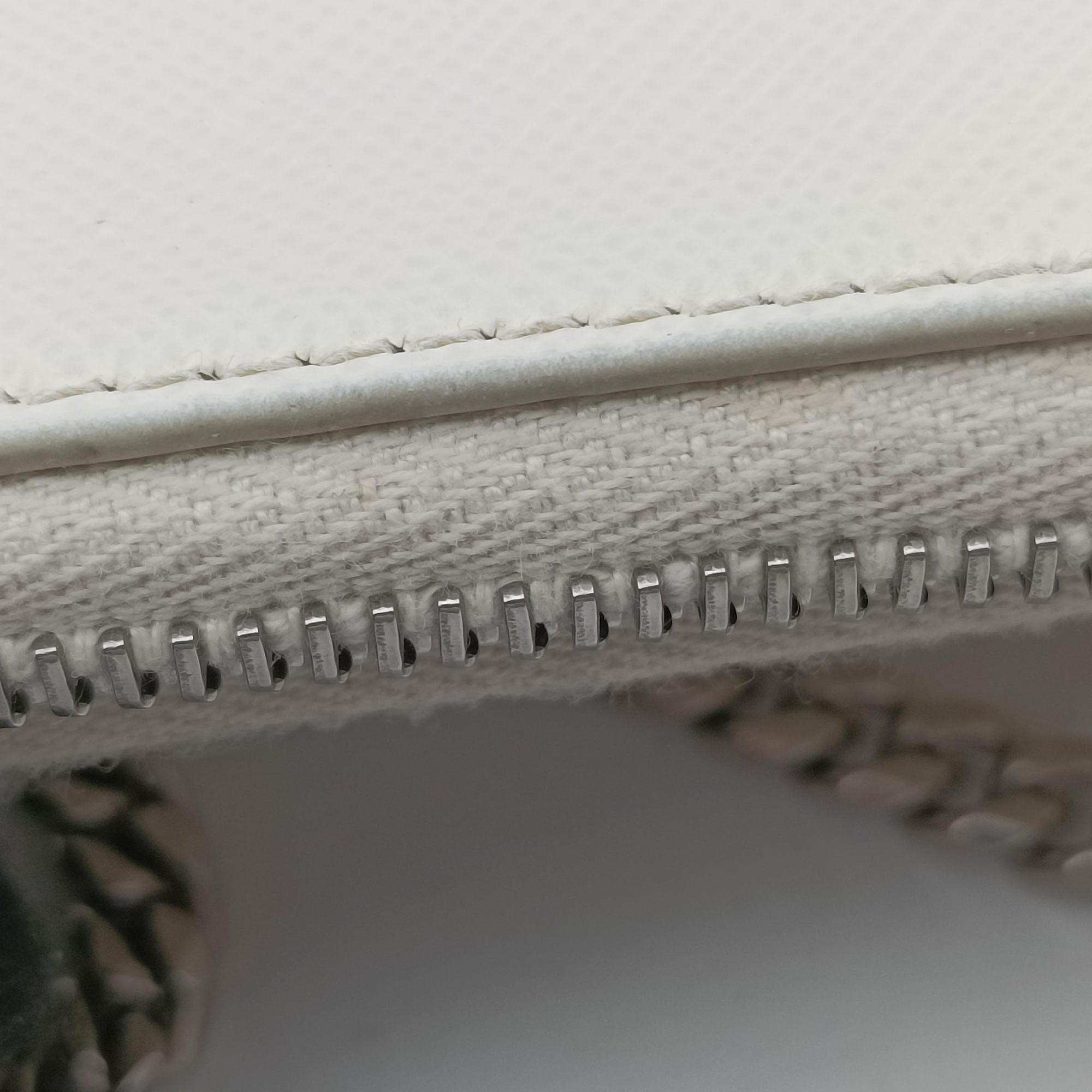 Pre-owned Prada Triangle Logo Plate White SAFFIANO Leather 1NR015 shoulderbag | stylenewstar