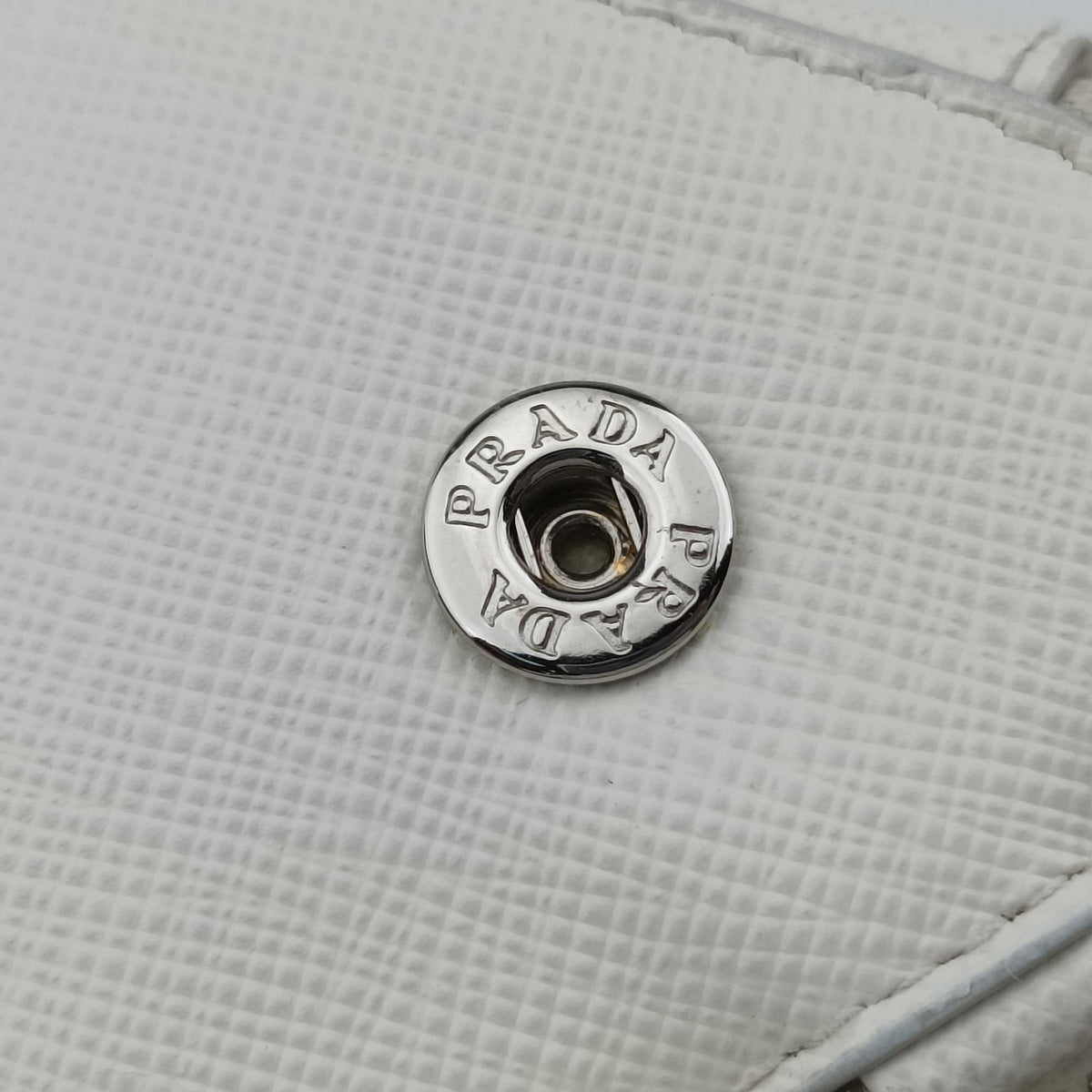 Pre-owned Prada Triangle Logo Plate White SAFFIANO Leather 1NR015 shoulderbag | stylenewstar