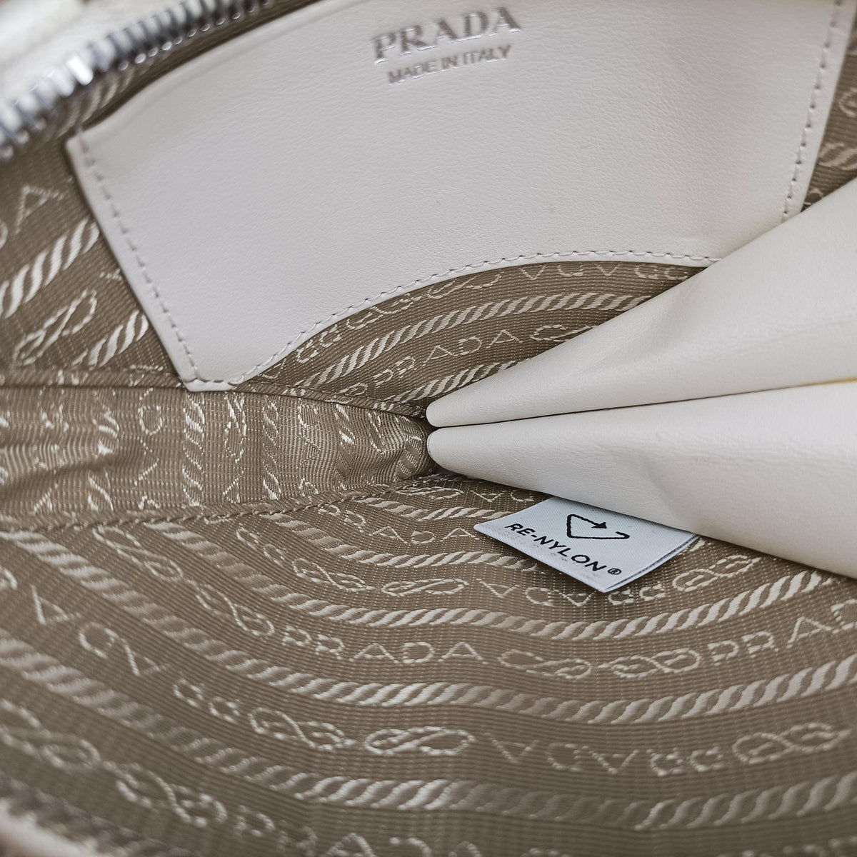 Pre-owned Prada Triangle Logo Plate White SAFFIANO Leather 1NR015 shoulderbag | stylenewstar