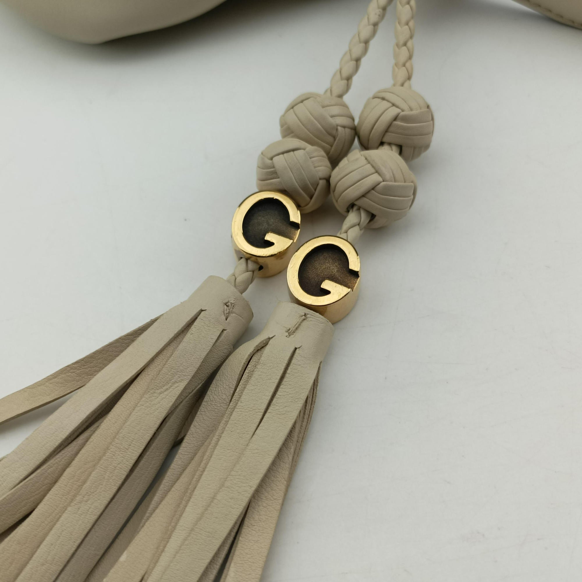 Secondhand Gucci Tassel Handmade Medium Flap White Leather 263954 shoulderbag | stylenewstar